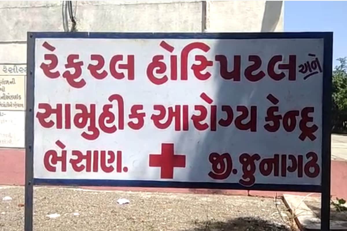 જોકે, ચેકડેમમાં પાણી ખૂબ ઊંડુ હોવાથી પોતાના મિત્રોની નજર સામે જ હિંમાશું અને કેવિન પાણીમાં ગરક થઈ ગયા હતા. અનેક મિત્રો હાજર હોવા છતાં પાણી ઉંડુ હોવાથો કોઈ બંનેની મદદ કરી શક્યું ન હતું. આ દરમિયાન બચાવો બચાવોની બૂમો સાંભળી બાદમાં અન્ય લોકો પણદોડી આવ્યા હતા પરંતુ ત્યાં સુધી ખૂબ મોડું થઈ ગયું હતું. બાદમાં હિમાંશુ અને કેવિનના અન્ય મિત્રો ગામમાં દોડી ગયા હતા અને બંનેના પરિવારજનોને જાણ કરી હતી. જે બાદમાં ગામના સ્થાનિક તરવૈયા અને મૃતકના પરિવારજનો બનાવનાં સ્થળે પહોંચ્યા હતા. જોકે, ચેકડેમમાં પાણી ખૂબ ઊંડુ હોવાથી પોતાના મિત્રોની નજર સામે જ હિંમાશું અને કેવિન પાણીમાં ગરક થઈ ગયા હતા. અનેક મિત્રો હાજર હોવા છતાં પાણી ઉંડુ હોવાથો કોઈ બંનેની મદદ કરી શક્યું ન હતું. આ દરમિયાન બચાવો બચાવોની બૂમો સાંભળી બાદમાં અન્ય લોકો પણદોડી આવ્યા હતા પરંતુ ત્યાં સુધી ખૂબ મોડું થઈ ગયું હતું. બાદમાં હિમાંશુ અને કેવિનના અન્ય મિત્રો ગામમાં દોડી ગયા હતા અને બંનેના પરિવારજનોને જાણ કરી હતી. જે બાદમાં ગામના સ્થાનિક તરવૈયા અને મૃતકના પરિવારજનો બનાવનાં સ્થળે પહોંચ્યા હતા.