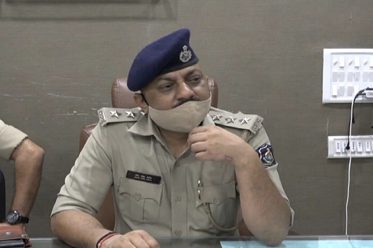 સૌથી મહત્વની વાત તો એ છે કે હાલ અરવિંદ પરમાર નામનો વ્યક્તિ જે જગ્યાએ છબી બની તબીબી પ્રેક્ટિસ કરતો હતો તે જગ્યા પર તે એક વર્ષ પહેલા કમ્પાઉન્ડર તરીકે નોકરી કરતો હતો. એક વર્ષ પૂર્વે તે જે ડોક્ટરની અંદરમાં કામ કરતો હતો કે ડોક્ટરે કોઈ કારણોસર દવાખાનું ખાલી કર્યા બાદ તે જ જગ્યાએ તે કમ્પાઉન્ડર મટી તબીબ બની ગયો હતો. તેમજ જે કોઈ પણ વ્યક્તિ તેની પાસે નિદાન માટે આવતું તે નિદાન માટે એક કેસ દીઠ તે 50 રૂપિયા પણ લેતો હતો તો સાથે જ એલોપથીની દવા પણ તે દર્દીઓને આપતો હતો. સૌથી મહત્વની વાત તો એ છે કે હાલ અરવિંદ પરમાર નામનો વ્યક્તિ જે જગ્યાએ છબી બની તબીબી પ્રેક્ટિસ કરતો હતો તે જગ્યા પર તે એક વર્ષ પહેલા કમ્પાઉન્ડર તરીકે નોકરી કરતો હતો. એક વર્ષ પૂર્વે તે જે ડોક્ટરની અંદરમાં કામ કરતો હતો કે ડોક્ટરે કોઈ કારણોસર દવાખાનું ખાલી કર્યા બાદ તે જ જગ્યાએ તે કમ્પાઉન્ડર મટી તબીબ બની ગયો હતો. તેમજ જે કોઈ પણ વ્યક્તિ તેની પાસે નિદાન માટે આવતું તે નિદાન માટે એક કેસ દીઠ તે 50 રૂપિયા પણ લેતો હતો તો સાથે જ એલોપથીની દવા પણ તે દર્દીઓને આપતો હતો.