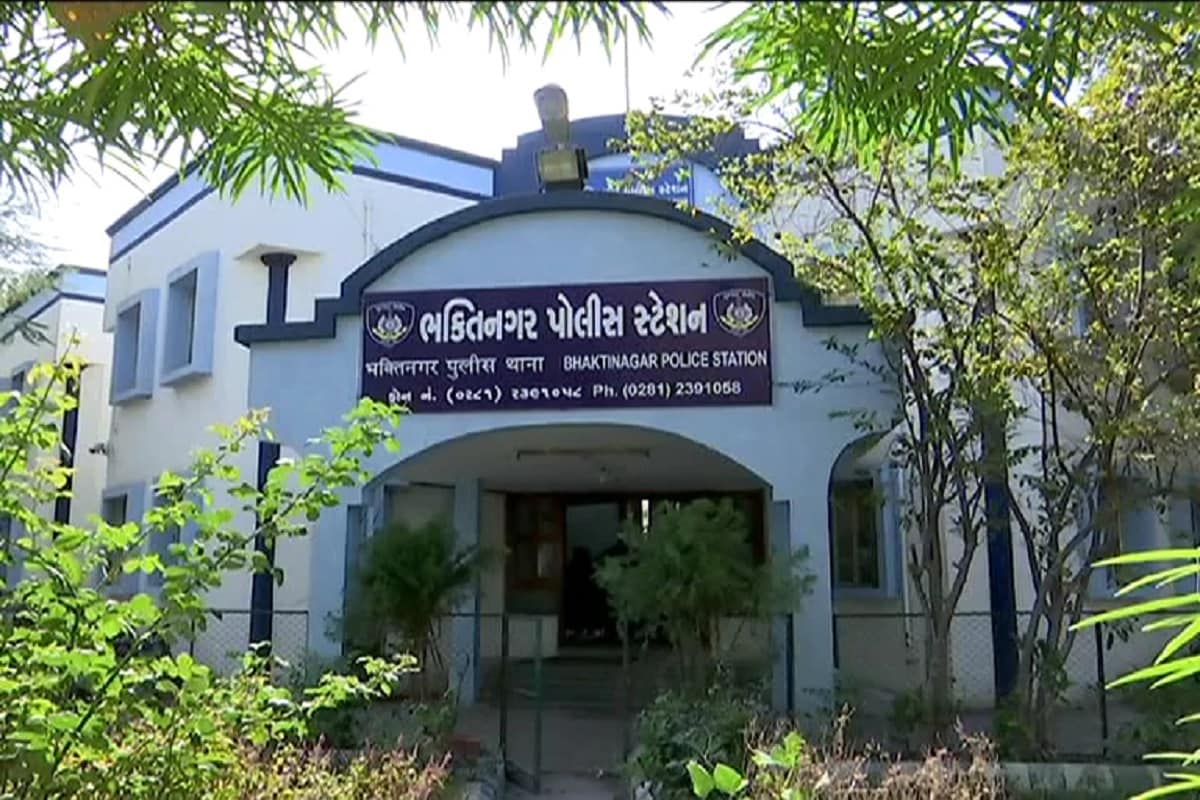 ભક્તિનગર પોલીસે હાલ તબીબી ડોક્ટરને એલોપેથી દવા તેમજ તબીબી પ્રેક્ટિસ ના સાધનો તેમજ ઇન્જેક્શન ના જથ્થા સાથે ઝડપી પાડયો છે. તો સાથે જ આરોપીએ પોલીસની પૂછપરછમાં જણાવ્યું છે કે તેની પાસે મોટાભાગના દર્દીઓ મજૂરી કામ કરનારા જ આવતા હતા. જેના કારણે આ જ દિવસ સુધી તેની તબીબી પ્રેક્ટિસ અંગે કોઇ સવાલો ઊભા થયા નહોતા. કારણ કે તેના પાસે તબીબી સારવાર લેવા આવનાર વ્યક્તિઓ મોટાભાગે અભણ તેમજ ઓછું ભણેલા હતા. ભક્તિનગર પોલીસે હાલ તબીબી ડોક્ટરને એલોપેથી દવા તેમજ તબીબી પ્રેક્ટિસ ના સાધનો તેમજ ઇન્જેક્શન ના જથ્થા સાથે ઝડપી પાડયો છે. તો સાથે જ આરોપીએ પોલીસની પૂછપરછમાં જણાવ્યું છે કે તેની પાસે મોટાભાગના દર્દીઓ મજૂરી કામ કરનારા જ આવતા હતા. જેના કારણે આ જ દિવસ સુધી તેની તબીબી પ્રેક્ટિસ અંગે કોઇ સવાલો ઊભા થયા નહોતા. કારણ કે તેના પાસે તબીબી સારવાર લેવા આવનાર વ્યક્તિઓ મોટાભાગે અભણ તેમજ ઓછું ભણેલા હતા.