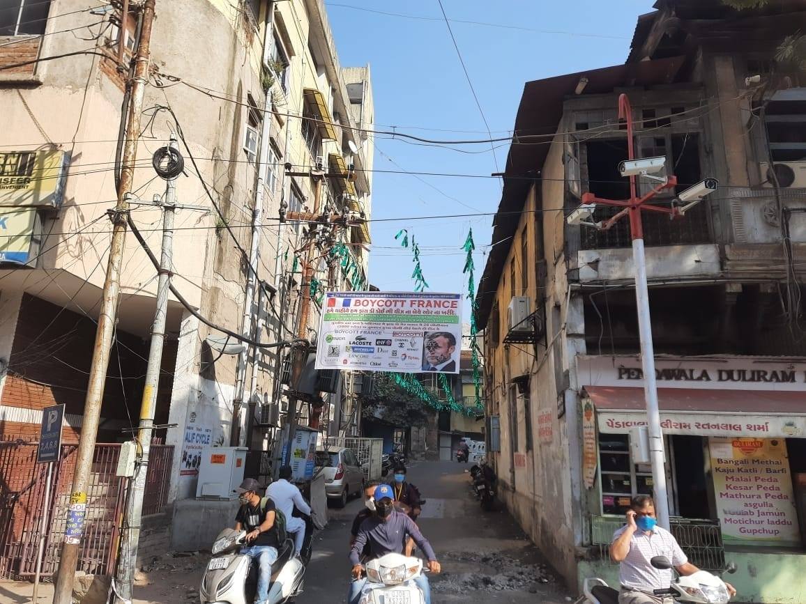 શહેરના રાવપુરા અને અકોટા ડાંડિયા બજાર વિસ્તારમાં આવા પોસ્ટર લાગ્યા બાદ વડોદરામાં માહોલ ગરમાયો છે. એક તરફ સમગ્ર વિશ્વમાં ચોક્કસ અભિયાન હેઠળ ફ્રાન્સનો વિરોધ કરવામાં આવ્યો છે અને મુસ્લિમ સમુદાય ફ્રાન્સ સામે જંગે ચઢ્યો છે. શહેરના રાવપુરા અને અકોટા ડાંડિયા બજાર વિસ્તારમાં આવા પોસ્ટર લાગ્યા બાદ વડોદરામાં માહોલ ગરમાયો છે. એક તરફ સમગ્ર વિશ્વમાં ચોક્કસ અભિયાન હેઠળ ફ્રાન્સનો વિરોધ કરવામાં આવ્યો છે અને મુસ્લિમ સમુદાય ફ્રાન્સ સામે જંગે ચઢ્યો છે.