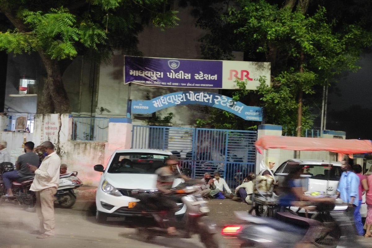 સંજય જોશી, અમદાવાદ : અમદાવાદનાં શાહપુર વિસ્તારમાં કોરોનાની ગાઇડલાઇન્સનો ભંગ થઈ રહ્યા હોય તેવા દૃશ્યો સામે આવ્યા છે. માધુપુરા પોલીસ સ્ટેશનની બહાર જ મોટું માર્કેટ અહીં આવેલું છે. સાંજના સમયે શાકમાર્કેટ પણ ભરાય છે અને અહીં મોટી સંખ્યામાં લોકો ઉમટી પડે છે. આમ છતા 90 ટકાથી વધુ લોકોએ મોઢા પર માસ્ક પહેરતા નથી અને સોશિયલ ડિસ્ટન્સના ધજાગરા ઉડાતા જોવા મળતા હોય છે. સંજય જોશી, અમદાવાદ : અમદાવાદનાં શાહપુર વિસ્તારમાં કોરોનાની ગાઇડલાઇન્સનો ભંગ થઈ રહ્યા હોય તેવા દૃશ્યો સામે આવ્યા છે. માધુપુરા પોલીસ સ્ટેશનની બહાર જ મોટું માર્કેટ અહીં આવેલું છે. સાંજના સમયે શાકમાર્કેટ પણ ભરાય છે અને અહીં મોટી સંખ્યામાં લોકો ઉમટી પડે છે. આમ છતા 90 ટકાથી વધુ લોકોએ મોઢા પર માસ્ક પહેરતા નથી અને સોશિયલ ડિસ્ટન્સના ધજાગરા ઉડાતા જોવા મળતા હોય છે.