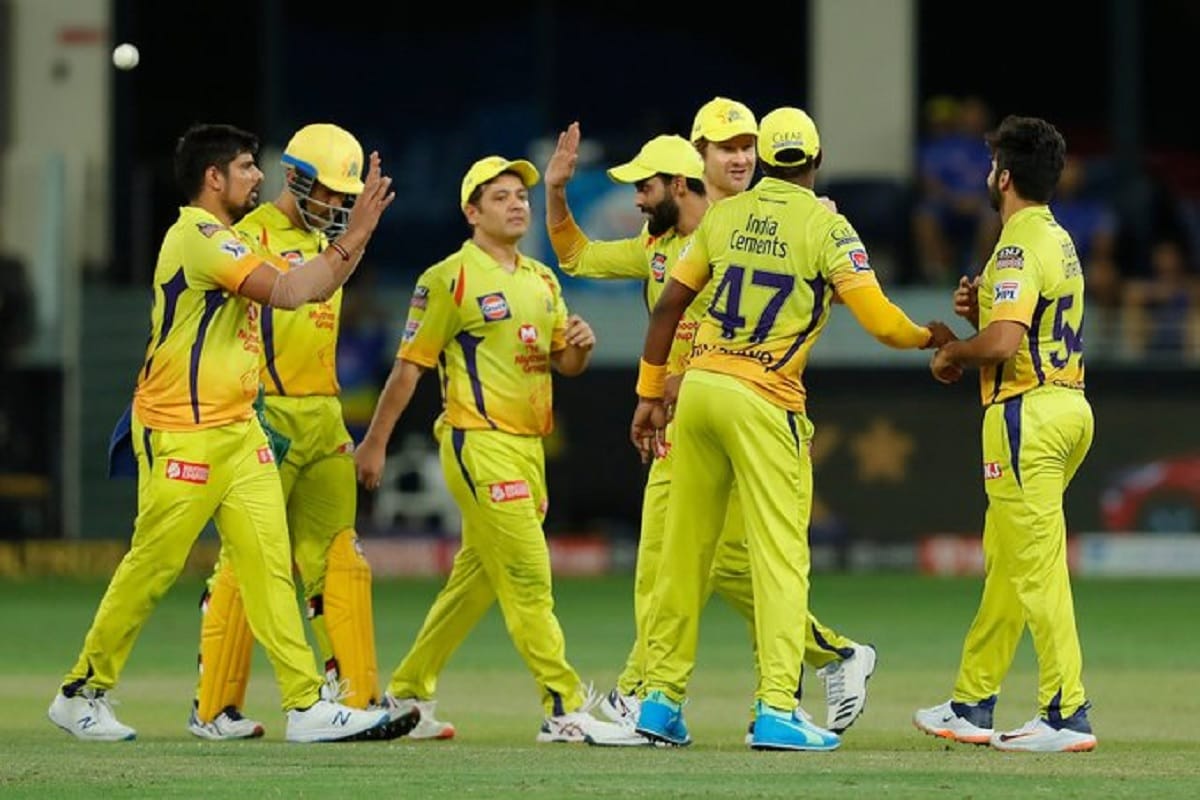 નવી દિલ્હી : ઇન્ડિયન પ્રીમિયર લીગ (IPL 2020) શરૂ થયાને એક મહિનાનો સમય થઈ ગયો છે. ત્રણ વખતની ચેમ્પિયન ચેન્નઈ સુપરકિંગ્સ (Chennai Super Kings)પોતાની અપેક્ષા પ્રમાણે શાનદાર પ્રદર્શન કરી શકી નથી. તે પ્લેઓફમાંથી બહાર થવાની કગાર પર છે. 10 મેચમાં ફક્ત 3 મેચમાં જીત મેળવી 6 પોઇન્ટ સાથે તે સૌથી નીચલા ક્રમાંકે છે. આઈપીએલની 13મી સિઝનમાં ધોનીની કેપ્ટનશિપ પર સવાલ ઉઠી રહ્યા છે. યુવા ખેલાડીઓને તક નહીં આપવાથી લઈને સતત ખરાબ પ્રદર્શન કરનાર ખેલાડીઓને તક આપવાના કારણે ધોની પર સવાલ છે. ટીમના અધિકતર ખેલાડીઓની ઉંમર 30-35 વર્ષની પાર છે. આવામાં ચેન્નઈના પાંચ ખેલાડીઓ એવા છે જેમની આ આઈપીએલની સિઝન અંતિમ બની શકે છે. નવી દિલ્હી : ઇન્ડિયન પ્રીમિયર લીગ (IPL 2020) શરૂ થયાને એક મહિનાનો સમય થઈ ગયો છે. ત્રણ વખતની ચેમ્પિયન ચેન્નઈ સુપરકિંગ્સ (Chennai Super Kings)પોતાની અપેક્ષા પ્રમાણે શાનદાર પ્રદર્શન કરી શકી નથી. તે પ્લેઓફમાંથી બહાર થવાની કગાર પર છે. 10 મેચમાં ફક્ત 3 મેચમાં જીત મેળવી 6 પોઇન્ટ સાથે તે સૌથી નીચલા ક્રમાંકે છે. આઈપીએલની 13મી સિઝનમાં ધોનીની કેપ્ટનશિપ પર સવાલ ઉઠી રહ્યા છે. યુવા ખેલાડીઓને તક નહીં આપવાથી લઈને સતત ખરાબ પ્રદર્શન કરનાર ખેલાડીઓને તક આપવાના કારણે ધોની પર સવાલ છે. ટીમના અધિકતર ખેલાડીઓની ઉંમર 30-35 વર્ષની પાર છે. આવામાં ચેન્નઈના પાંચ ખેલાડીઓ એવા છે જેમની આ આઈપીએલની સિઝન અંતિમ બની શકે છે.