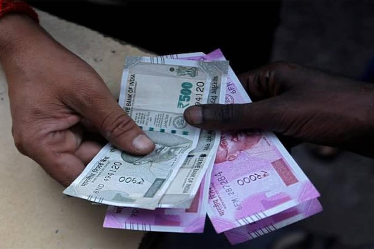 નવી દિલ્હી: લોન મોરેટોરિયમ (Loan moratorium) અંગે એક મોટા સમાચાર સામે આવ્યા છે. જો તમે લૉકડાઉન (Lockdown) દરમિયાન લોન મોરેટોરિયમ (Loan Moratorium)નો લાભ નથી ઉઠાવ્યો અને દરેક હપ્તો ભર્યો છે તોતમને કેશબેક (Cashback)મળશે. કેન્દ્ર સરકારે શુક્રવારે લોન મોરેટોરિયમ દરમિયાન વ્યાજ પરના વ્યાજ અંગે પોતાના નિર્ણય વિશે સંપૂર્ણ માહિતી આપી હતી. આ દરમિયાન સરકારે આ વાત પણ કરી છે. ઉલ્લેખનીય છે કે 25 માર્ચના રોજ દેશમાં લૉકડાઉનની જાહેરાત કરવામાં આવી હતી. આ દરમિયાન પ્રથમ માર્ચ, 2020થી 31 માર્ચ, 2020 સુધી RBIના આદેશ બાદ લોન મોરેટોરિયમની સુવિધા આપવામાં આવી હતી. આ દરમિયાન લોન ધારકોને હપ્તો ચૂકવવામાંથી મુક્તિ આપવામાં આવી હતી. જે બાદમાં લોન મોરેટોરિયમ સમયગાળા દરમિયાન વ્યાજનો મુદ્દો સુપ્રીમ કોર્ટમાં પહોંચ્યો હતો. જે બાદમાં સરકારે લોન ધારકોને વ્યાજ પર વ્યાજ નહીં ચૂકવવું પડે તેવી જાહેરાત કરી હતી. (પ્રતિકાત્મક તસવીર) નવી દિલ્હી: લોન મોરેટોરિયમ (Loan moratorium) અંગે એક મોટા સમાચાર સામે આવ્યા છે. જો તમે લૉકડાઉન (Lockdown) દરમિયાન લોન મોરેટોરિયમ (Loan Moratorium)નો લાભ નથી ઉઠાવ્યો અને દરેક હપ્તો ભર્યો છે તોતમને કેશબેક (Cashback)મળશે. કેન્દ્ર સરકારે શુક્રવારે લોન મોરેટોરિયમ દરમિયાન વ્યાજ પરના વ્યાજ અંગે પોતાના નિર્ણય વિશે સંપૂર્ણ માહિતી આપી હતી. આ દરમિયાન સરકારે આ વાત પણ કરી છે. ઉલ્લેખનીય છે કે 25 માર્ચના રોજ દેશમાં લૉકડાઉનની જાહેરાત કરવામાં આવી હતી. આ દરમિયાન પ્રથમ માર્ચ, 2020થી 31 માર્ચ, 2020 સુધી RBIના આદેશ બાદ લોન મોરેટોરિયમની સુવિધા આપવામાં આવી હતી. આ દરમિયાન લોન ધારકોને હપ્તો ચૂકવવામાંથી મુક્તિ આપવામાં આવી હતી. જે બાદમાં લોન મોરેટોરિયમ સમયગાળા દરમિયાન વ્યાજનો મુદ્દો સુપ્રીમ કોર્ટમાં પહોંચ્યો હતો. જે બાદમાં સરકારે લોન ધારકોને વ્યાજ પર વ્યાજ નહીં ચૂકવવું પડે તેવી જાહેરાત કરી હતી. (પ્રતિકાત્મક તસવીર)