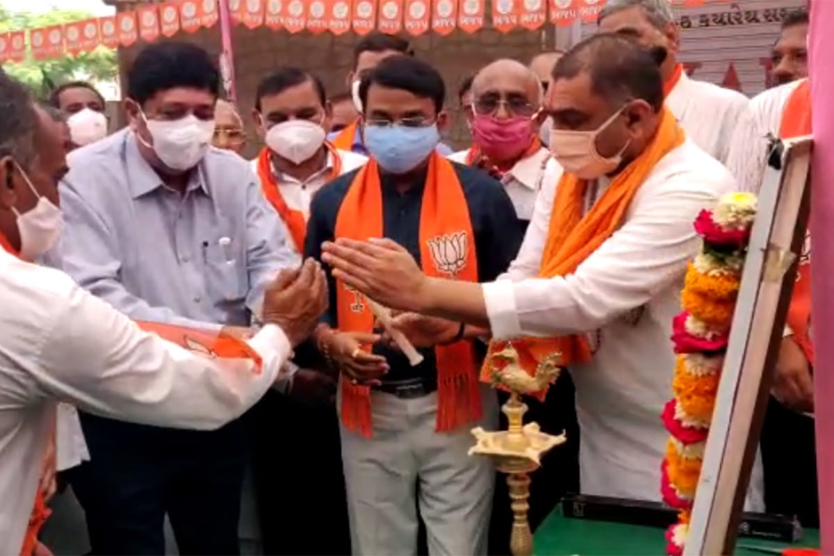 રાજન ગઢિયા, અમરેલી: મંગળવારે સાંજે છ વાગ્યે પીએમ મોદી (PM Modi)એ રાષ્ટ્રને સંબોધન કર્યું હતું. આ સંબોધનમાં તેમણે કોરોના પ્રત્યે ચાવચેતીના પગલાં ભરવા પર ભાર મૂક્યો હતો. આ માટે તેઓએ વેક્સીન (Corona Vaccine) ન આવે ત્યાં સુધી માસ્ક અને સોશિયલ ડિસ્ટન્સિંગ જાળવી રાખવાનું કહ્યું હતું. આ ઉપરાંત લોકોને જરા પણ બેદરકાર ન રહેવાની સલાહ આપી હતી. જોકે, એવું લાગી રહ્યું છે કે પીએમ મોદીની સલાહ ખુદ તેમની જ પાર્ટીના કાર્યકર્તા જ માની રહ્યા નથી! હાલ ગુજરાતમાં પેટા ચૂંટણી (Gujarat Bypoll)ની સિઝન ચાલી રહી છે ત્યારે ઠેરઠેર સભાઓ થઈ રહી છે. ધારી બેઠક પર પણ પેટા ચૂંટણી યોજાવા જઈ રહી હોવાથી ચલાલા (Dhari Constituency Bypoll) ખાતે ભાજપના કાર્યાલયના ઉદ્ઘાટનનો કાર્યક્રમ રાખવામાં આવ્યો હતો. આ કાર્યક્રમ દરમિયાન સોશિયલ ડિસ્ટન્સિંગ (Social Distancing)ના નિયમોનું પાલન થયું ન હતું. રાજન ગઢિયા, અમરેલી: મંગળવારે સાંજે છ વાગ્યે પીએમ મોદી (PM Modi)એ રાષ્ટ્રને સંબોધન કર્યું હતું. આ સંબોધનમાં તેમણે કોરોના પ્રત્યે ચાવચેતીના પગલાં ભરવા પર ભાર મૂક્યો હતો. આ માટે તેઓએ વેક્સીન (Corona Vaccine) ન આવે ત્યાં સુધી માસ્ક અને સોશિયલ ડિસ્ટન્સિંગ જાળવી રાખવાનું કહ્યું હતું. આ ઉપરાંત લોકોને જરા પણ બેદરકાર ન રહેવાની સલાહ આપી હતી. જોકે, એવું લાગી રહ્યું છે કે પીએમ મોદીની સલાહ ખુદ તેમની જ પાર્ટીના કાર્યકર્તા જ માની રહ્યા નથી! હાલ ગુજરાતમાં પેટા ચૂંટણી (Gujarat Bypoll)ની સિઝન ચાલી રહી છે ત્યારે ઠેરઠેર સભાઓ થઈ રહી છે. ધારી બેઠક પર પણ પેટા ચૂંટણી યોજાવા જઈ રહી હોવાથી ચલાલા (Dhari Constituency Bypoll) ખાતે ભાજપના કાર્યાલયના ઉદ્ઘાટનનો કાર્યક્રમ રાખવામાં આવ્યો હતો. આ કાર્યક્રમ દરમિયાન સોશિયલ ડિસ્ટન્સિંગ (Social Distancing)ના નિયમોનું પાલન થયું ન હતું.