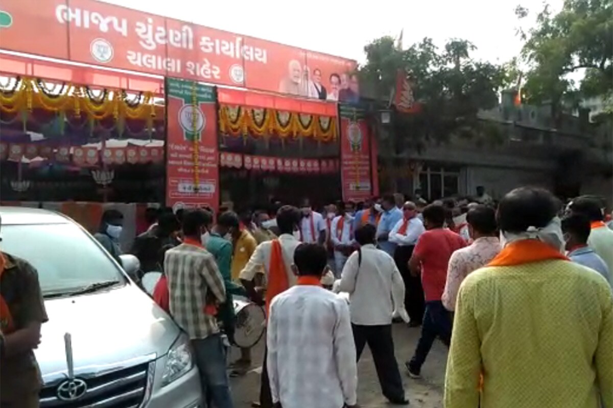 આ તમામ બેઠકોમાં મોટાભાગના લોકો કોવિડ 19 ગાઈડલાઈનનો ભંગ કરતા નજરે પડે છે. ચૂંટણી પ્રચારમાં આવા દ્રશ્યો જોઈને લોકો પણ હવે પ્રશ્ન પૂછી રહ્યા છે કે શું નિયમો ફક્ત સામાન્ય જનતા માટે જ છે? આ તમામ બેઠકોમાં મોટાભાગના લોકો કોવિડ 19 ગાઈડલાઈનનો ભંગ કરતા નજરે પડે છે. ચૂંટણી પ્રચારમાં આવા દ્રશ્યો જોઈને લોકો પણ હવે પ્રશ્ન પૂછી રહ્યા છે કે શું નિયમો ફક્ત સામાન્ય જનતા માટે જ છે?