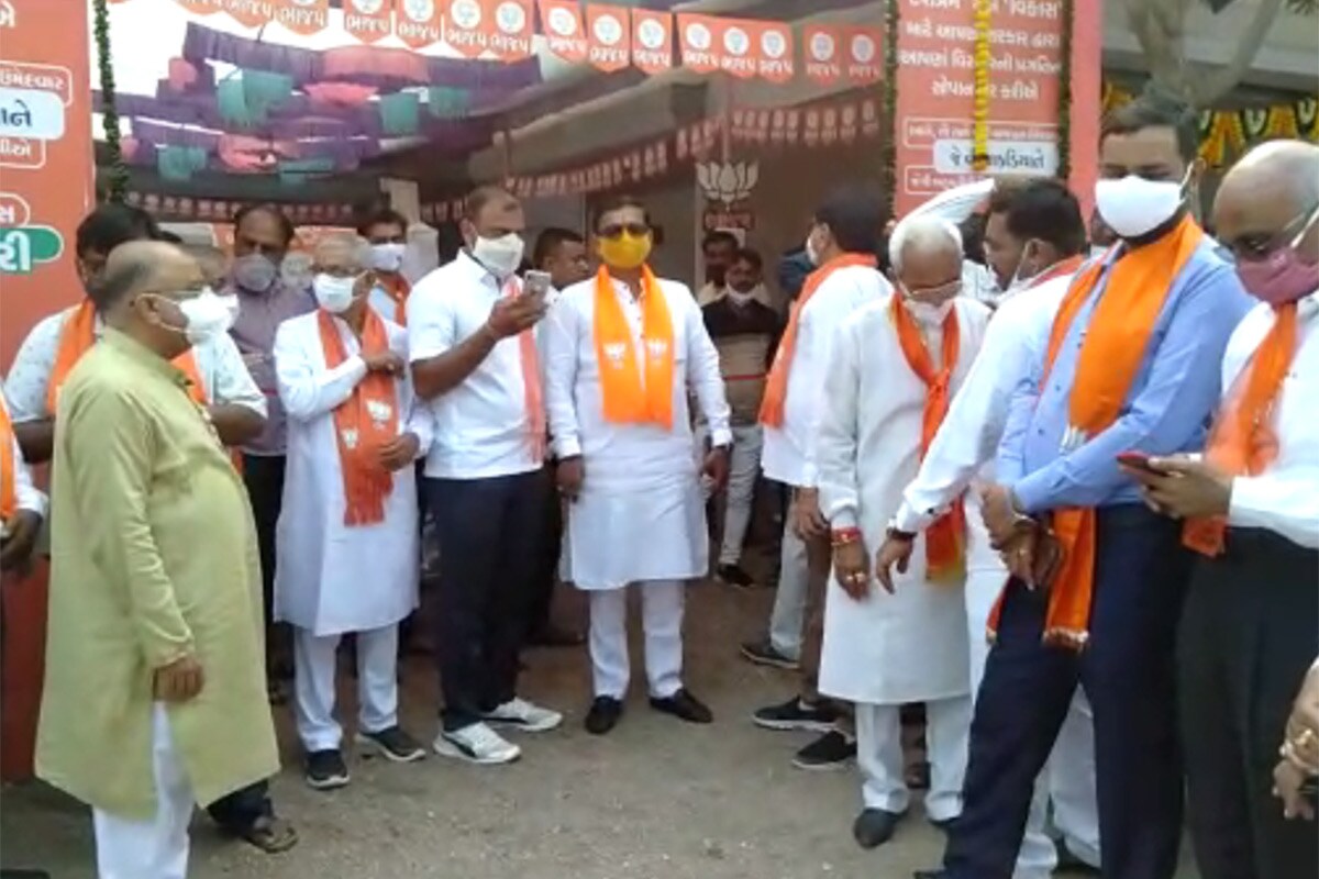 ભાજપના આ કાર્યક્રમમાં સોશિયલ ડિસ્ટન્સિંગ અને માસ્કના નિયમોના ઘજાગરા ઉડ્યા હતા. ભાજપના કાર્યકરો અને નેતાઓ જાણે કે કોરોના મહામારી ખતમ થઈ ચૂકી હોય તેવું જાહેરમાં વર્તન કરતા જોવા મળ્યા હતા. ભાજપના આ કાર્યક્રમમાં સોશિયલ ડિસ્ટન્સિંગ અને માસ્કના નિયમોના ઘજાગરા ઉડ્યા હતા. ભાજપના કાર્યકરો અને નેતાઓ જાણે કે કોરોના મહામારી ખતમ થઈ ચૂકી હોય તેવું જાહેરમાં વર્તન કરતા જોવા મળ્યા હતા.