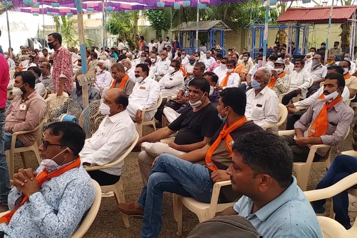 આ અંગે શંભુપ્રસાદ ટૂંડિયાએ માધ્યમો સાથે વાત કરતી વખતે પ્રધાનમંત્રીની અપીલનું પાલન થયું હોવાની વાત કરી હતી. પરંતુ સ્થળ પર જે દ્રશ્યો જોવા મળ્યા હતા તે તેમના લૂલા બચાવની ચાડી ખાતા હતા. ઉલ્લેખનીય છે કે ધારી વિધાનસભા બેઠક કબજે કરવા માટે ભાજપ અને કૉંગ્રેસ પાર્ટી તરફથી સતત સભાઓ અને બેઠકો યોજવામાં આવી રહી છે. આ અંગે શંભુપ્રસાદ ટૂંડિયાએ માધ્યમો સાથે વાત કરતી વખતે પ્રધાનમંત્રીની અપીલનું પાલન થયું હોવાની વાત કરી હતી. પરંતુ સ્થળ પર જે દ્રશ્યો જોવા મળ્યા હતા તે તેમના લૂલા બચાવની ચાડી ખાતા હતા. ઉલ્લેખનીય છે કે ધારી વિધાનસભા બેઠક કબજે કરવા માટે ભાજપ અને કૉંગ્રેસ પાર્ટી તરફથી સતત સભાઓ અને બેઠકો યોજવામાં આવી રહી છે.
