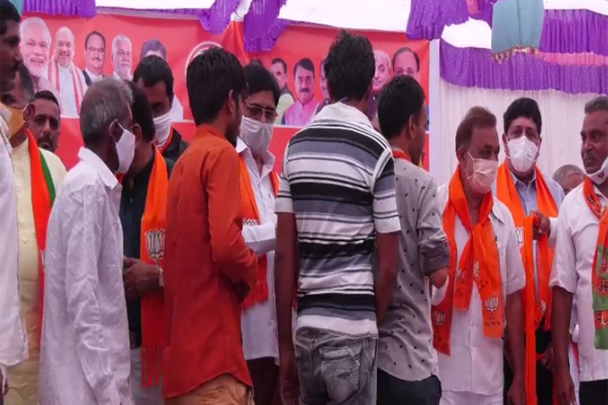 ધારી વિધાનસભા બેઠકની પેટા ચૂંટણીના પ્રચારમાં સોશિયલ ડિસ્ટન્સિંગના અને માસ્કના નિયમોનું પાલન નથી થઈ રહ્યું. ફક્ત ભાજપની જ વાત નથી પરંતુ કૉંગ્રેસની રેલીઓમાં પણ આવો જ માહોલ જોવા મળે છે. પીએમ મોદીએ ગઈકાલે જ લોકોને અપીલ કરી છે ત્યારે ભાજપના જ આગેવાનો નિયમોને નેવે મૂકી રહ્યા છે તે ચર્ચાનો વિષય બન્યો છે. ધારી વિધાનસભા બેઠકની પેટા ચૂંટણીના પ્રચારમાં સોશિયલ ડિસ્ટન્સિંગના અને માસ્કના નિયમોનું પાલન નથી થઈ રહ્યું. ફક્ત ભાજપની જ વાત નથી પરંતુ કૉંગ્રેસની રેલીઓમાં પણ આવો જ માહોલ જોવા મળે છે. પીએમ મોદીએ ગઈકાલે જ લોકોને અપીલ કરી છે ત્યારે ભાજપના જ આગેવાનો નિયમોને નેવે મૂકી રહ્યા છે તે ચર્ચાનો વિષય બન્યો છે.
