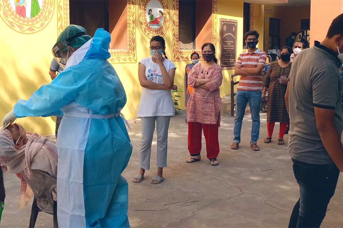 નવી દિલ્હી: શનિવારે સવારે કેન્દ્રીય પરિવાર કલ્યાણ અને સ્વાસ્થ્ય મંત્રાલય (Health Ministry) તરફથી જાહેર કરવામાં આવેલા આંકડા પ્રમાણે દેશમાં છેલ્લા 24 કલાકમાં કોરોના વાયરસ (Coronavirus India Updates)ના નવા 48,268 કેસ નોંધાયા છે. આ સાથે જ દેશમાં કોરોના વાયરસના કુલ કેસની સંખ્યા 81,37,119 પર પહોંચી છે. છેલ્લા 24 કલાકમાં 59,44 દર્દીઓ સાજા થયા છે. આ સાથે દેશમાં સાજા થનાર કુલ દર્દીઓની સંખ્યા 74,32,829 થઈ છે. દેશમાં સાજા થવાનો દર 91.3 ટકા પર પહોંચ્યો છે. નવી દિલ્હી: શનિવારે સવારે કેન્દ્રીય પરિવાર કલ્યાણ અને સ્વાસ્થ્ય મંત્રાલય (Health Ministry) તરફથી જાહેર કરવામાં આવેલા આંકડા પ્રમાણે દેશમાં છેલ્લા 24 કલાકમાં કોરોના વાયરસ (Coronavirus India Updates)ના નવા 48,268 કેસ નોંધાયા છે. આ સાથે જ દેશમાં કોરોના વાયરસના કુલ કેસની સંખ્યા 81,37,119 પર પહોંચી છે. છેલ્લા 24 કલાકમાં 59,44 દર્દીઓ સાજા થયા છે. આ સાથે દેશમાં સાજા થનાર કુલ દર્દીઓની સંખ્યા 74,32,829 થઈ છે. દેશમાં સાજા થવાનો દર 91.3 ટકા પર પહોંચ્યો છે.