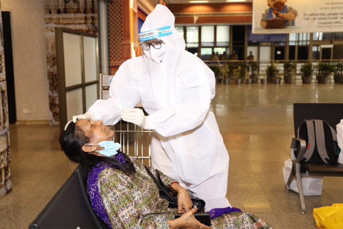 નવી દિલ્હી: દેશમાં કોરોના (India Coronavirus Updates) સક્રિય કેસ સાત લાખની અંદર આવી ગયા છે. પરિવાર કલ્યાણ અને સ્વાસ્થ્ય મંત્રાલય (Health Ministry) તરફથી જાહેર કરવામાં આવેલા આંકડા પ્રમાણે છેલ્લા 24 કલાકમાં દેશમાં કોરોનાના નવા 53,370 કેસ નોંધાયા છે. આ સાથે જ દેશમાં કોરોનાના કુલ કેસની સંખ્યા 78,14,682 પર પહોંચી છે. દેશમાં કોરોનાના સક્રિય કેસની સંખ્યા 6,80,680 થઈ છે. નવી દિલ્હી: દેશમાં કોરોના (India Coronavirus Updates) સક્રિય કેસ સાત લાખની અંદર આવી ગયા છે. પરિવાર કલ્યાણ અને સ્વાસ્થ્ય મંત્રાલય (Health Ministry) તરફથી જાહેર કરવામાં આવેલા આંકડા પ્રમાણે છેલ્લા 24 કલાકમાં દેશમાં કોરોનાના નવા 53,370 કેસ નોંધાયા છે. આ સાથે જ દેશમાં કોરોનાના કુલ કેસની સંખ્યા 78,14,682 પર પહોંચી છે. દેશમાં કોરોનાના સક્રિય કેસની સંખ્યા 6,80,680 થઈ છે.