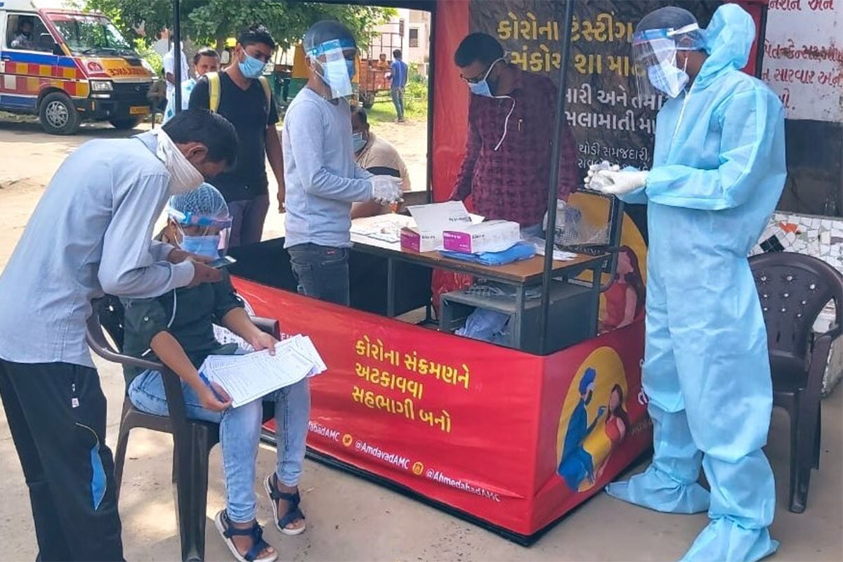 શહેરમાં માઈક્રોકન્ટેઈન્મેન્ટની વાત કરીએ તો, પ્રિતમનગરમાં આવેલા દેવ અર્ચન ફલેટના એ,બી અને ડી બ્લોકમાં અત્યાર સુધીમાં કુલ કોરોનાના 16 કેસ આવ્યા છે. જેના કારણે 54 ફલેટના 448 રહીશોને માઈક્રોકન્ટેઈન્મેન્ટમાં મ્યુનિ.તંત્ર દ્વારા મુકવામાં આવ્યા હોવાનું જાણવા મળ્યું છે. શનિવારે મ્યુનિ.તંત્ર દ્વારા 297 સ્થળમાંથી પરિસ્થિતિ સુધરતા ચાર સ્થળમાંથી નિયંત્રણ દૂર કર્યા છે.નવા ઉમેરવામાં આવેલા 18 સ્થળમાંથી 16 સ્થળ તો નદીપાર આવેલા વિસ્તારોના છે. .પાલડી ઉપરાંત વેજલપુર,જોધપુર અને બોપલ વિસ્તારમાં સતત સંક્રમિત સ્થળોની સંખ્યા વધી રહી છે. શહેરમાં માઈક્રોકન્ટેઈન્મેન્ટની વાત કરીએ તો, પ્રિતમનગરમાં આવેલા દેવ અર્ચન ફલેટના એ,બી અને ડી બ્લોકમાં અત્યાર સુધીમાં કુલ કોરોનાના 16 કેસ આવ્યા છે. જેના કારણે 54 ફલેટના 448 રહીશોને માઈક્રોકન્ટેઈન્મેન્ટમાં મ્યુનિ.તંત્ર દ્વારા મુકવામાં આવ્યા હોવાનું જાણવા મળ્યું છે. શનિવારે મ્યુનિ.તંત્ર દ્વારા 297 સ્થળમાંથી પરિસ્થિતિ સુધરતા ચાર સ્થળમાંથી નિયંત્રણ દૂર કર્યા છે.નવા ઉમેરવામાં આવેલા 18 સ્થળમાંથી 16 સ્થળ તો નદીપાર આવેલા વિસ્તારોના છે. .પાલડી ઉપરાંત વેજલપુર,જોધપુર અને બોપલ વિસ્તારમાં સતત સંક્રમિત સ્થળોની સંખ્યા વધી રહી છે.