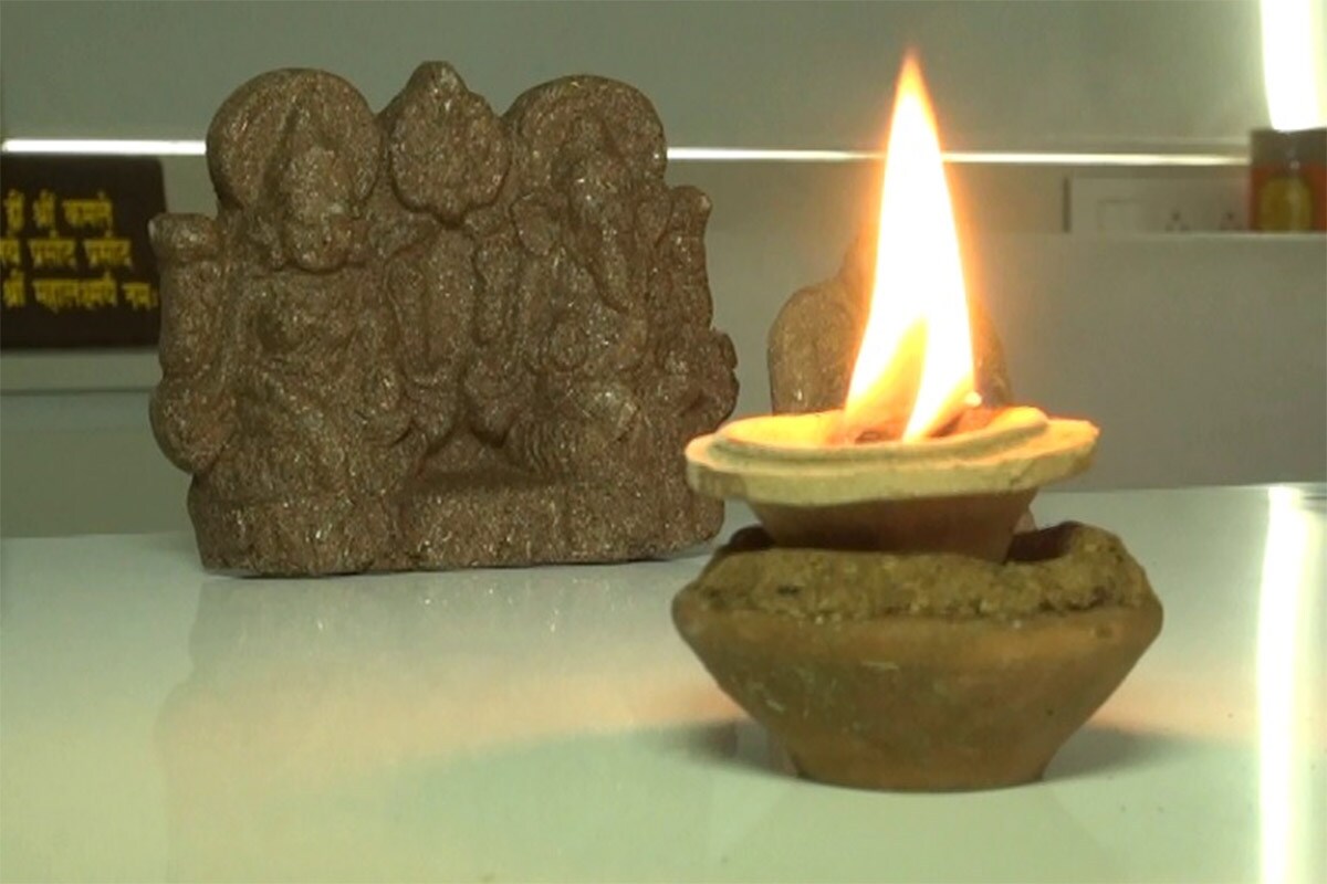 અંકિત પોપટ, રાજકોટ: કોરોનાને કારણે દેશમાં તહેવારોનો રંગ ફિક્કો ન પડે એટલા માટે દિવાળી (Diwali 2020)એ ગાયના છાણમાંથી બનેલા 33 કરોડ દીવાઓથી (Cow Dung Lamp) દેશને ઝગમગાવવાની યોજના છે. રાષ્ટ્રીય કામધેનુ આયોગે આખા દેશમાં દિવાળી પર ગાયના છાણમાંથી બનેલા દીવાઓ 11 કરોડ પરિવારોને આપવામાં આવશે. એટલું જ નહીં, અનેક પરિવારોને રોજગારી આપી આત્મનિર્ભર ભારત (Atmanirbhar Bharat) અભિયાનને પણ સાર્થક કરવામાં આવશે. અંકિત પોપટ, રાજકોટ: કોરોનાને કારણે દેશમાં તહેવારોનો રંગ ફિક્કો ન પડે એટલા માટે દિવાળી (Diwali 2020)એ ગાયના છાણમાંથી બનેલા 33 કરોડ દીવાઓથી (Cow Dung Lamp) દેશને ઝગમગાવવાની યોજના છે. રાષ્ટ્રીય કામધેનુ આયોગે આખા દેશમાં દિવાળી પર ગાયના છાણમાંથી બનેલા દીવાઓ 11 કરોડ પરિવારોને આપવામાં આવશે. એટલું જ નહીં, અનેક પરિવારોને રોજગારી આપી આત્મનિર્ભર ભારત (Atmanirbhar Bharat) અભિયાનને પણ સાર્થક કરવામાં આવશે.