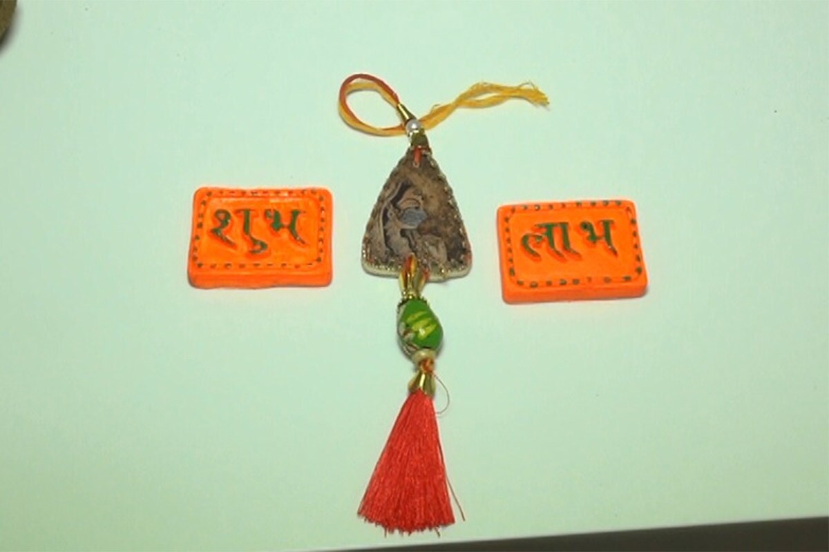 આ કાર્યને ભાજપના સૌરાષ્ટ્ર-કચ્છ ઝોનના પ્રવક્તા રાજુ ધ્રુવે અવકાર્યું હતું. તેઓએ ન્યૂઝ 18 ગુજરાતીના માધ્યમથી લોકોને અપીલ પણ કરી હતી કે તેઓ વડાપ્રધાનના આત્મનિર્ભર ભારત અભિયાનથી દિવાળીમાં ઉપયોગમાં લેવામાં આવતી ચાઈનીઝ વસ્તુઓને બદલે સ્વદેશી વસ્તુઓનો ઉપયોગ કરવાનું રાખે. મથુરામાં પણ આ વર્ષે દિવાળી પર ગાયના છાણના દીવાઓ પ્રગટાવી દિવાળી ઉજવાશે. આ કાર્યથી એક તરફ લોકોને કામ મળશે તો બીજી તરફ પશુપાલકો પણ આત્મનિર્ભર બનશે. આ કાર્યને ભાજપના સૌરાષ્ટ્ર-કચ્છ ઝોનના પ્રવક્તા રાજુ ધ્રુવે અવકાર્યું હતું. તેઓએ ન્યૂઝ 18 ગુજરાતીના માધ્યમથી લોકોને અપીલ પણ કરી હતી કે તેઓ વડાપ્રધાનના આત્મનિર્ભર ભારત અભિયાનથી દિવાળીમાં ઉપયોગમાં લેવામાં આવતી ચાઈનીઝ વસ્તુઓને બદલે સ્વદેશી વસ્તુઓનો ઉપયોગ કરવાનું રાખે. મથુરામાં પણ આ વર્ષે દિવાળી પર ગાયના છાણના દીવાઓ પ્રગટાવી દિવાળી ઉજવાશે. આ કાર્યથી એક તરફ લોકોને કામ મળશે તો બીજી તરફ પશુપાલકો પણ આત્મનિર્ભર બનશે.