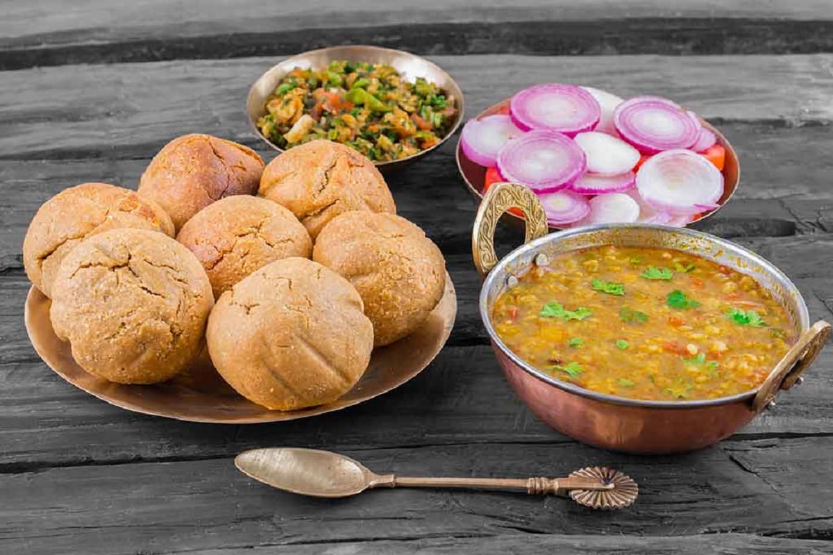 દાલ-બાટી રાજસ્થાની વાનગી છે જે આખા વિશ્વમાં પ્રસિદ્ધ છે. આ વાનગીમાં સ્વાદ સાથે ગુણવતા પણ સમાયેલ છે. બધા લોકો ખૂબ પસંદ કરે છે આવો જાણીએ કેવી રીતે બને છે દાલ-બાટી.બાટી માટે સામગ્રી - ઘઉંનો લોટ -400 ગ્રામ, રવો - 100 ગ્રામ, ઘી- 100 ગ્રામ, જીરૂ- અડધી નાની ચમચી, અજમો- અડ્ધી નાની ચમચી, બેકિંગ સોડા - અડ્ધી નાની ચમચી, મીઠું - સ્વાદપ્રમાણે દાલ-બાટી રાજસ્થાની વાનગી છે જે આખા વિશ્વમાં પ્રસિદ્ધ છે. આ વાનગીમાં સ્વાદ સાથે ગુણવતા પણ સમાયેલ છે. બધા લોકો ખૂબ પસંદ કરે છે આવો જાણીએ કેવી રીતે બને છે દાલ-બાટી.બાટી માટે સામગ્રી - ઘઉંનો લોટ -400 ગ્રામ, રવો - 100 ગ્રામ, ઘી- 100 ગ્રામ, જીરૂ- અડધી નાની ચમચી, અજમો- અડ્ધી નાની ચમચી, બેકિંગ સોડા - અડ્ધી નાની ચમચી, મીઠું - સ્વાદપ્રમાણે