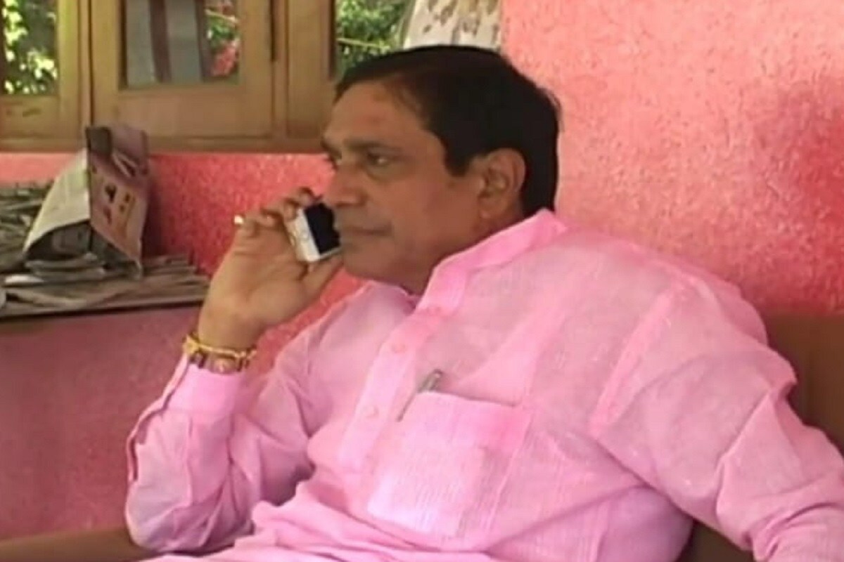દમણ, ભરતસિંહ વાઢેર : રાજ્યના પડોશમાં આવેલા નાનકડા સંઘપ્રદેશ દાદરાનગર હવેલી અને દમણમાં પણ અત્યારે સ્થાનિક સ્વરાજની ચૂંટણીઓનો માહોલ છે. પ્રદેશની જીલ્લા પંચાયત, નગરપાલિકા અને ગ્રામ પંચાયતોની ચૂંટણી યોજાઈ રહી છે. ત્યારે ફોર્મ ભરવાના અંતિમ દિવસે અપક્ષ ઉમેદવારોનો રાફડો ફાટયો હતો. મહત્વપૂર્ણ છે કે દમણમાં સ્થાનિક સ્વરાજની ચૂંટણીઓમાં અત્યાર સુધી ભાજપ અને કોંગ્રેસનો જ દબદબો રહ્યો હતો. દમણ, ભરતસિંહ વાઢેર : રાજ્યના પડોશમાં આવેલા નાનકડા સંઘપ્રદેશ દાદરાનગર હવેલી અને દમણમાં પણ અત્યારે સ્થાનિક સ્વરાજની ચૂંટણીઓનો માહોલ છે. પ્રદેશની જીલ્લા પંચાયત, નગરપાલિકા અને ગ્રામ પંચાયતોની ચૂંટણી યોજાઈ રહી છે. ત્યારે ફોર્મ ભરવાના અંતિમ દિવસે અપક્ષ ઉમેદવારોનો રાફડો ફાટયો હતો. મહત્વપૂર્ણ છે કે દમણમાં સ્થાનિક સ્વરાજની ચૂંટણીઓમાં અત્યાર સુધી ભાજપ અને કોંગ્રેસનો જ દબદબો રહ્યો હતો.