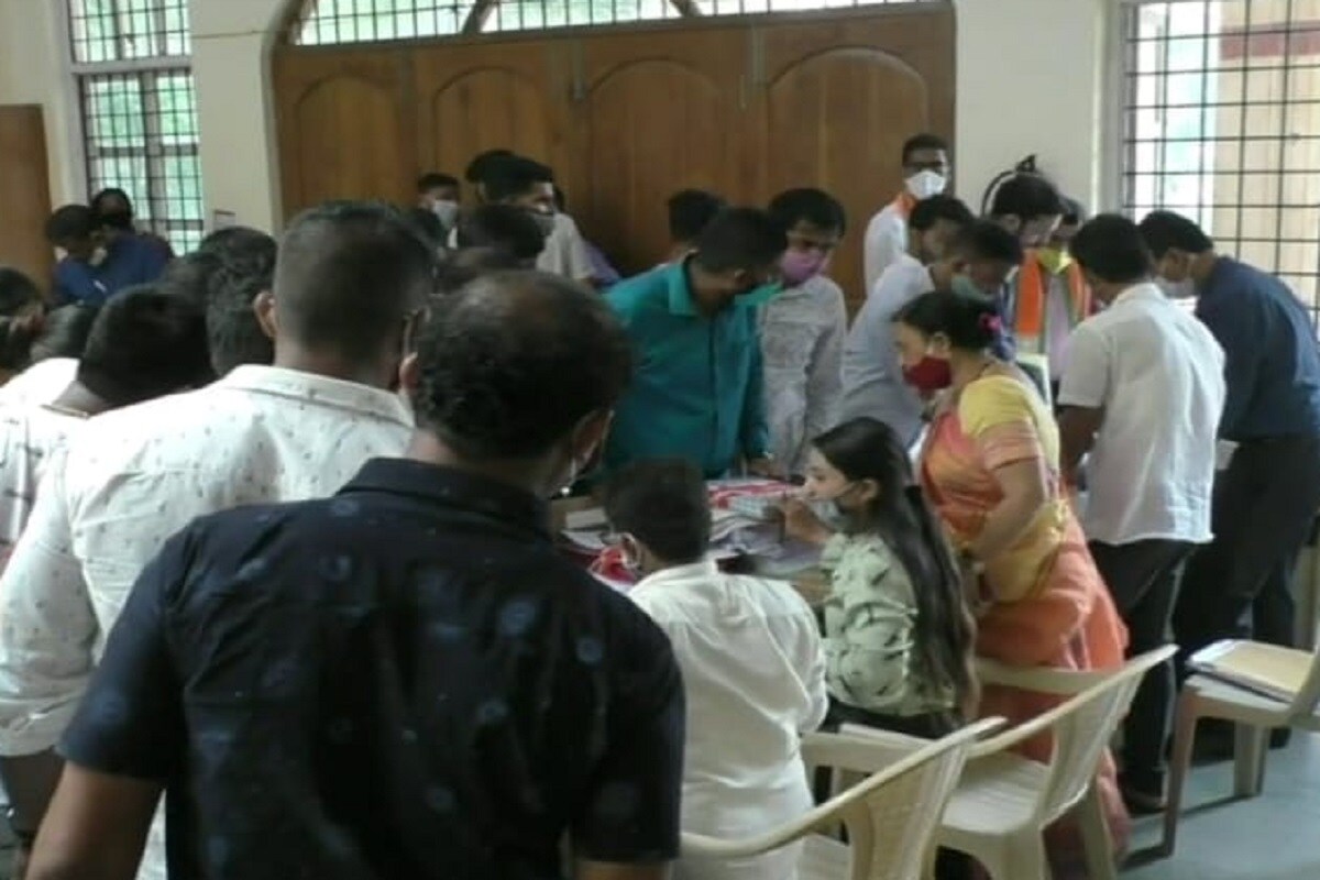 અપક્ષ ઉમેદવારી કરનાર ભાજપના જ નારાજ કાર્યકર્તાઓ સ્પષ્ટપણે જણાવી રહ્યા છે કે તેઓ ભાજપથી કે વડાપ્રધાન નરેન્દ્ર મોદીથી નારાજ નથી પરંતુ તેઓ સ્થાનિક નેતાગીરી એટલે કે દમણ-દીવના ભાજપના સાંસદ લાલુભાઇ પટેલથી નારાજ હોવાના કારણે તેઓએ તેમની અપક્ષ ઉમેદવારોની પેનલ લાલુભાઈ પટેલના ગામ કચીગામમાં ઉભી કરી છે. આમ સાંસદ લાલુભાઈ પટેલના ગામમાં જ ભાજપની પેનલ સામે અપક્ષ ઉમેદવારોની પેનલ ઉતરતા રાજકારણ ગરમાયું છે. અપક્ષ ઉમેદવારી કરનાર ભાજપના જ નારાજ કાર્યકર્તાઓ સ્પષ્ટપણે જણાવી રહ્યા છે કે તેઓ ભાજપથી કે વડાપ્રધાન નરેન્દ્ર મોદીથી નારાજ નથી પરંતુ તેઓ સ્થાનિક નેતાગીરી એટલે કે દમણ-દીવના ભાજપના સાંસદ લાલુભાઇ પટેલથી નારાજ હોવાના કારણે તેઓએ તેમની અપક્ષ ઉમેદવારોની પેનલ લાલુભાઈ પટેલના ગામ કચીગામમાં ઉભી કરી છે. આમ સાંસદ લાલુભાઈ પટેલના ગામમાં જ ભાજપની પેનલ સામે અપક્ષ ઉમેદવારોની પેનલ ઉતરતા રાજકારણ ગરમાયું છે.