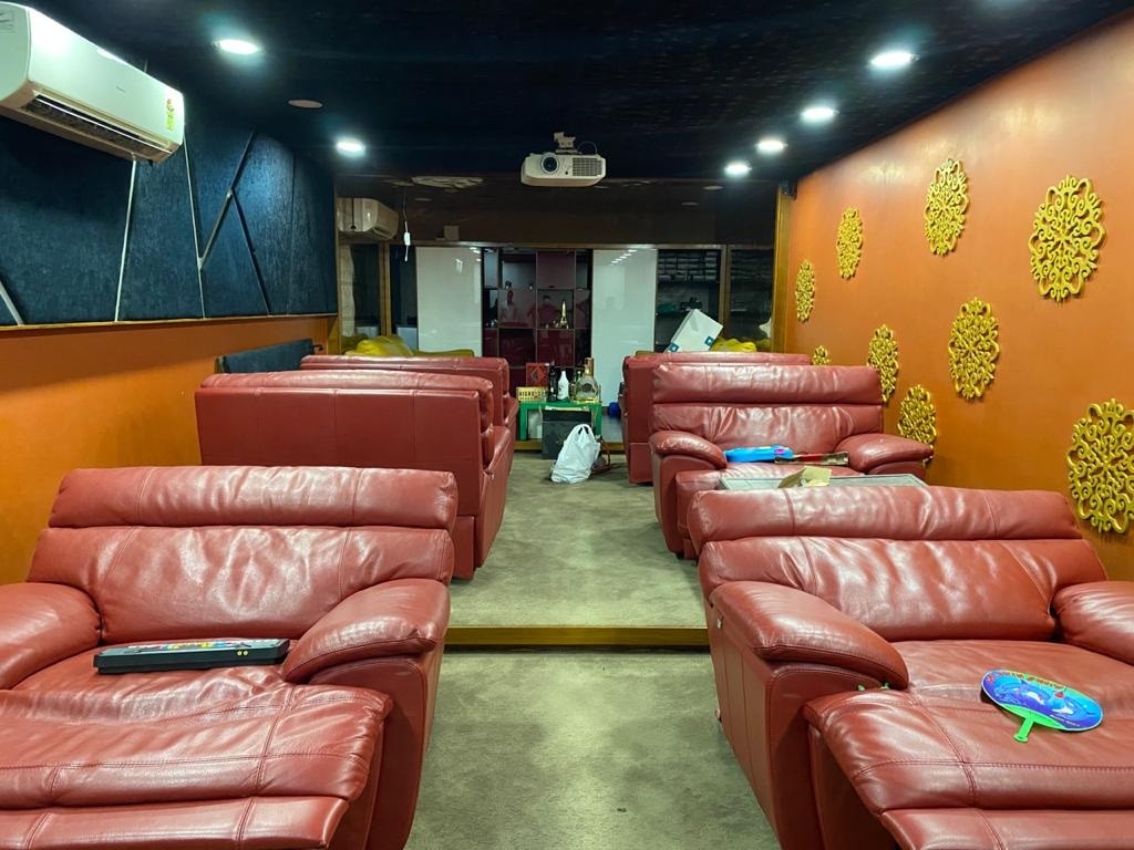 મહત્વ ની વાત તો એ છે કે, ઓફીસની તપાસ બાદ આરોપી નીરવના ઘરે પોલીસ ગઈ તો વધુ ચોંકી ગઈ કારણ કે ઘરમાં આલીશાન દારૂ બાર મળી આવ્યો અને એક હથિયાર સાથે કુલ 34 હજારનો દારૂ મુદ્દમાલ કબ્જે કરવામાં આવ્યો છે, અને જે મામલે ચંગોદર પોલીસ સ્ટેશનમાં પણ એક ફરિયાદ કરવામાં આવી છે. મહત્વ ની વાત તો એ છે કે, ઓફીસની તપાસ બાદ આરોપી નીરવના ઘરે પોલીસ ગઈ તો વધુ ચોંકી ગઈ કારણ કે ઘરમાં આલીશાન દારૂ બાર મળી આવ્યો અને એક હથિયાર સાથે કુલ 34 હજારનો દારૂ મુદ્દમાલ કબ્જે કરવામાં આવ્યો છે, અને જે મામલે ચંગોદર પોલીસ સ્ટેશનમાં પણ એક ફરિયાદ કરવામાં આવી છે.