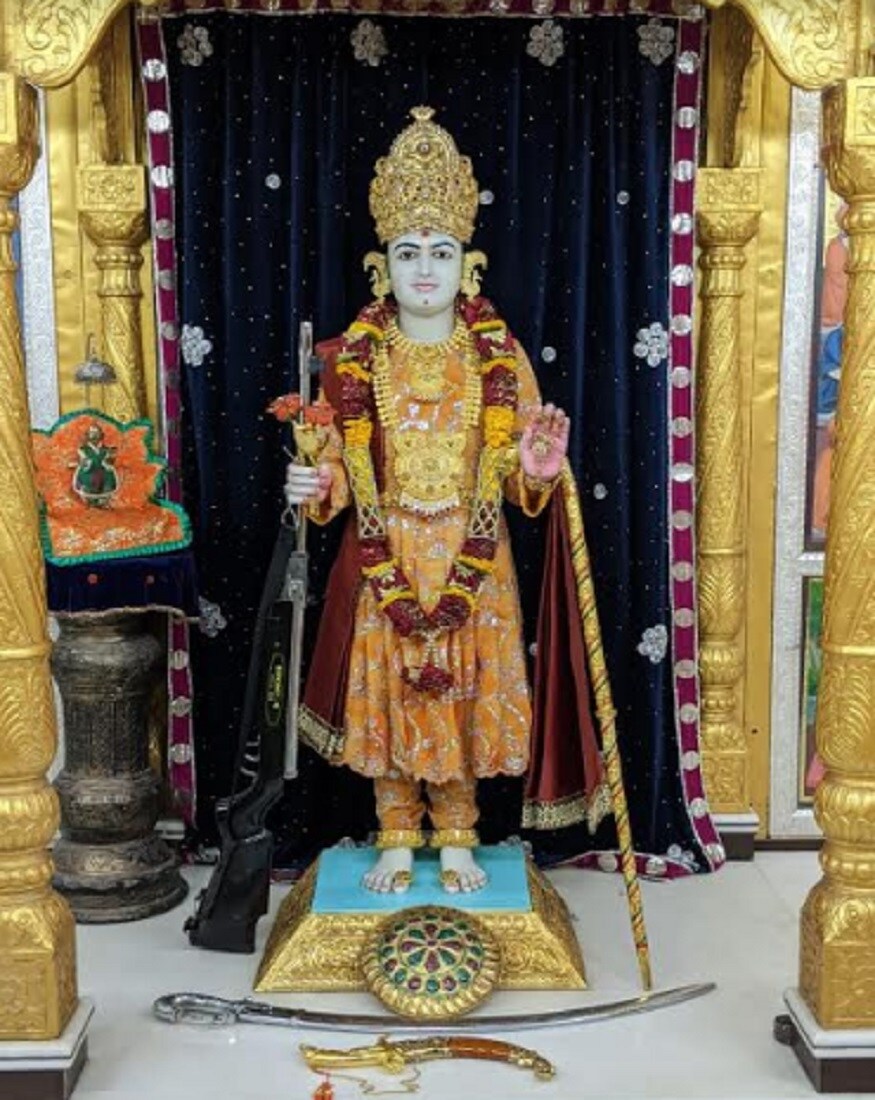 આ અંગે કુમકુમ મંદિરના સાધુ પ્રેમવત્સલદાસજીએ જણાવ્યું હતું કે, આસો સુદ દશમના રોજ શ્રી રામે રાવણનો વધ કર્યો તેથી તેના આનંદમાં સૌ દશેરાનો તહેવાર ઉજવે છે. આ દશેરાનો તહેવાર અધર્મ પર જ ધર્મનો, અંધકાર પર પ્રકાશનો, અહંકાર પર સારપનો, અસત્ય પર સત્યના વિજયનો દિવસ છે. તો આપણે પણ આપણા દશ દોષો ઉપર વિજય મેળવવા પ્રયત્નશીલ બનવું જોઈએ. આ અંગે કુમકુમ મંદિરના સાધુ પ્રેમવત્સલદાસજીએ જણાવ્યું હતું કે, આસો સુદ દશમના રોજ શ્રી રામે રાવણનો વધ કર્યો તેથી તેના આનંદમાં સૌ દશેરાનો તહેવાર ઉજવે છે. આ દશેરાનો તહેવાર અધર્મ પર જ ધર્મનો, અંધકાર પર પ્રકાશનો, અહંકાર પર સારપનો, અસત્ય પર સત્યના વિજયનો દિવસ છે. તો આપણે પણ આપણા દશ દોષો ઉપર વિજય મેળવવા પ્રયત્નશીલ બનવું જોઈએ.