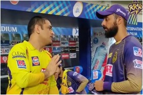 IPL 2020: ધોનીને બોલ્ડ કર્યા બાદ તેની પાસે જ ટિપ્સ લેવા પહોંચ્યો વરૂણ ચક્રવર્તી, જુઓ VIDEO