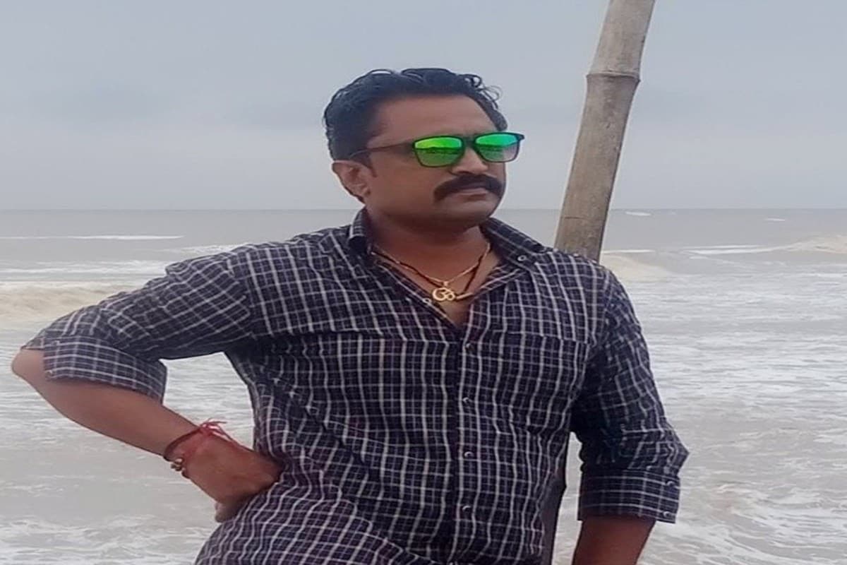 લેખિત અરજી પાછી સરથાણા પોલીસે તરત જ દિપક આહીરને ઉઠાવી લાવીને કાર્યવાહી હાથ ધરી હતી. તેમજ પોલીસે તેને પોલીસ મથકમાં માર માર્યો હતો. પોલીસની હાજરીમાં કોમલ પટેલ પણ દિકપ આહીરને તમાચા માર્યા હતા આવો આક્ષેપ કૉંગ્રેસ અને યુવકના બચાવમાં આવેલા લોકો કર્યો હતો. લેખિત અરજી પાછી સરથાણા પોલીસે તરત જ દિપક આહીરને ઉઠાવી લાવીને કાર્યવાહી હાથ ધરી હતી. તેમજ પોલીસે તેને પોલીસ મથકમાં માર માર્યો હતો. પોલીસની હાજરીમાં કોમલ પટેલ પણ દિકપ આહીરને તમાચા માર્યા હતા આવો આક્ષેપ કૉંગ્રેસ અને યુવકના બચાવમાં આવેલા લોકો કર્યો હતો.