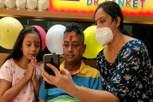 જોકે આ તબીબને ફેફસા ટ્રાન્સપ્લાન્ટ કરાવવાની નોબત આવી હતી અને સુવિધા મુંબઇ અને ચેન્નાઇમાં હતી. જોકે આજે આ તબીબ મોતના મુખમાંથી પરત ફર્યા છે. જોકે આ તબીબને ફેફસા ટ્રાન્સપ્લાન્ટ કરાવવાની નોબત આવી હતી અને સુવિધા મુંબઇ અને ચેન્નાઇમાં હતી. જોકે આજે આ તબીબ મોતના મુખમાંથી પરત ફર્યા છે.