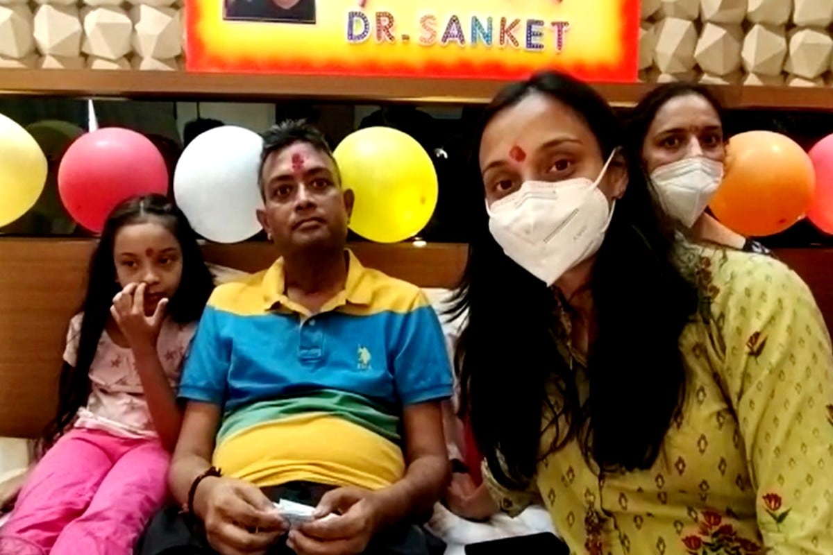 આ કોરોના વોરિયર્સ છેલ્લા 100 દિવસ જેટલી લાંબી સારવાર બાદ મોતના મુખમાંથી પરત ફર્યા છે. જોકે તેમની તબિયત બગડતા તેમને સારવાર માટે ચેન્નાઇ લઇ જવામાં આવ્યા હતા. જોકે આ તબીબ નો સારવારનો ખર્ચ વધુ હોવાંથી લોકો સાથે સરકાર દ્વારા પણ તેમને મદદ કરવામાં આવી હતી. આ કોરોના વોરિયર્સ છેલ્લા 100 દિવસ જેટલી લાંબી સારવાર બાદ મોતના મુખમાંથી પરત ફર્યા છે. જોકે તેમની તબિયત બગડતા તેમને સારવાર માટે ચેન્નાઇ લઇ જવામાં આવ્યા હતા. જોકે આ તબીબ નો સારવારનો ખર્ચ વધુ હોવાંથી લોકો સાથે સરકાર દ્વારા પણ તેમને મદદ કરવામાં આવી હતી.