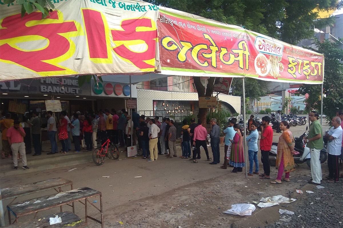 આ દિવસે અમદાવાદમાં ઠેર ઠેર બિલાડીના ટોપની જેમ ફાફડા-જલેબીના વેચાણ માટે તંબુ લાગી જાય છે. આ દરમિયાન ગ્રાહકોની ભીડને કાબૂ કરવી મુશ્કેલ બની જતું હોય છે. જોકે, દર વર્ષ કરતા આ વખતની સ્થિતિ જુદી છે. જોકે, વેપારીઓ ફાફડા-જલેબીનું વેચાણ કરશે અને લોકો આરોગશે એ વાત નક્કી જ છે. આ સ્થિતિમાં વેપારીઓને ત્યાં લાગતી કતારોમાં ક્યાંક કોરોનાનું સંક્રમણ ન ફેલાય તે જોવું જરૂરી બની રહેશે. એટલું જ નહીં ફાફડા-જલેબીનું વેચાણ પેકિંગમાં થશે કે છૂટક અને એક દિવસ અગાઉથી બની જતા ફાફડા આરોગ્યપ્રદ હશે કે નહીં તે પણ AMCના આરોગ્ય વિભાગે નક્કી કરવું પડશે. આ દિવસે અમદાવાદમાં ઠેર ઠેર બિલાડીના ટોપની જેમ ફાફડા-જલેબીના વેચાણ માટે તંબુ લાગી જાય છે. આ દરમિયાન ગ્રાહકોની ભીડને કાબૂ કરવી મુશ્કેલ બની જતું હોય છે. જોકે, દર વર્ષ કરતા આ વખતની સ્થિતિ જુદી છે. જોકે, વેપારીઓ ફાફડા-જલેબીનું વેચાણ કરશે અને લોકો આરોગશે એ વાત નક્કી જ છે. આ સ્થિતિમાં વેપારીઓને ત્યાં લાગતી કતારોમાં ક્યાંક કોરોનાનું સંક્રમણ ન ફેલાય તે જોવું જરૂરી બની રહેશે. એટલું જ નહીં ફાફડા-જલેબીનું વેચાણ પેકિંગમાં થશે કે છૂટક અને એક દિવસ અગાઉથી બની જતા ફાફડા આરોગ્યપ્રદ હશે કે નહીં તે પણ AMCના આરોગ્ય વિભાગે નક્કી કરવું પડશે.