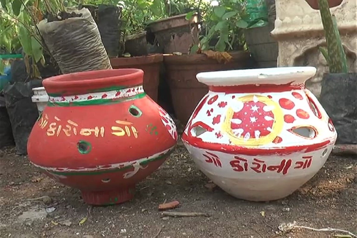 અંકિત પોપટ, રાજકોટ : આદ્યશક્તિના નવલા નોરતા શરુ થવાને આડે હવે બસ ગણતરીના દિવસો જ બાકી બચ્યા છે. ત્યારે નવલા નોરતાને લઈ અત્યારથી જ ગરબાના કારીગરો દિવસ રાત ગરબા બનાવવા મહેનત કરી રહ્યા છે. ત્યારે હાલ ગરબામા બંગાળી ગરબાથી માંડી ગો કોરોના ગો ગરબાએ આકર્ષણનું કેન્દ્ર બન્યા છે. અંકિત પોપટ, રાજકોટ : આદ્યશક્તિના નવલા નોરતા શરુ થવાને આડે હવે બસ ગણતરીના દિવસો જ બાકી બચ્યા છે. ત્યારે નવલા નોરતાને લઈ અત્યારથી જ ગરબાના કારીગરો દિવસ રાત ગરબા બનાવવા મહેનત કરી રહ્યા છે. ત્યારે હાલ ગરબામા બંગાળી ગરબાથી માંડી ગો કોરોના ગો ગરબાએ આકર્ષણનું કેન્દ્ર બન્યા છે.