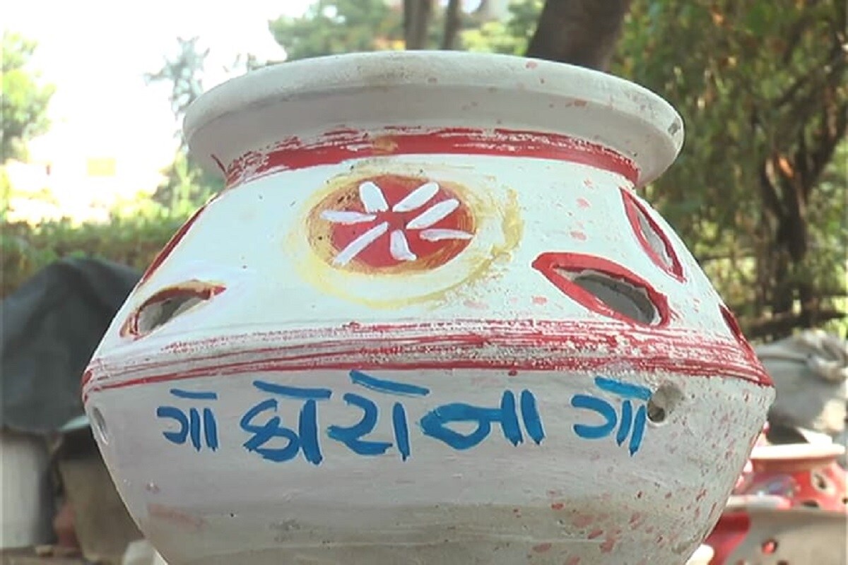 સમયાનુસાર ગરબાનું સ્વરુપ બદલાયુ છે. તેની બનાવટની રીત પણ બદલાઈ છે. એક સમય હતો જ્યારે કોઈ પણ જાતના કલર વગર લોકો માટીના ગરબાનું સ્થાપન કરતા હતા. જે પછી ગરબા પર કલર કરવાના શરુ થયા. ત્યાર બાદ ગરબાને શણગારવાનું કામ શરુ થયું હતું. છેલ્લા કેટલાય સમયથી રાજકોટ સહિત સમગ્ર વિશ્વભરમાં કોરોના વાયરસે હાહાકાર મચાવ્યો છે ત્યારે હાલ રાજકોટ શહેરમાં મુકેશભાઈ નામના કુંભારે ‘ગો કોરોના ગો’ નામના ગરબા બનાવ્યા છે. સમયાનુસાર ગરબાનું સ્વરુપ બદલાયુ છે. તેની બનાવટની રીત પણ બદલાઈ છે. એક સમય હતો જ્યારે કોઈ પણ જાતના કલર વગર લોકો માટીના ગરબાનું સ્થાપન કરતા હતા. જે પછી ગરબા પર કલર કરવાના શરુ થયા. ત્યાર બાદ ગરબાને શણગારવાનું કામ શરુ થયું હતું. છેલ્લા કેટલાય સમયથી રાજકોટ સહિત સમગ્ર વિશ્વભરમાં કોરોના વાયરસે હાહાકાર મચાવ્યો છે ત્યારે હાલ રાજકોટ શહેરમાં મુકેશભાઈ નામના કુંભારે ‘ગો કોરોના ગો’ નામના ગરબા બનાવ્યા છે.