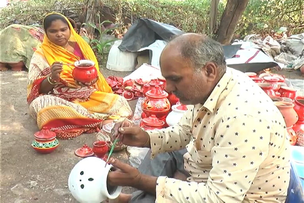 news18 ગુજરાતી સાથેની વાતચીતમાં મુકેશભાઈએ જણાવ્યું હતું કે હાલ કોરોનાની મહામારી વિશ્વભરમાં વ્યાપેલી છે. ત્યારે આ વર્ષે મેં ‘ગો કોરોના ગો’ નામના સૂત્ર લખેલા ગરબા બનાવ્યા છે. લોકોમાં તેની ડિમાન્ડ પણ ખાસી જોવા મળી રહી છે. આ પ્રકારનું સૂત્ર રાખવા પાછળનું કારણ માત્ર અને માત્ર એટલું છે કે નવરાત્રીમાં જ્યારે કોઈપણ વ્યક્તિ ગરબા થકીમાં આદ્યશક્તિનું પૂજન કરે ત્યારે તે વ્યક્તિ કે સાધકના મનમાં માત્રને માત્ર વૈશ્વિક મહામારી માંથી છુટકારો મળે ખુદ ભગવતી મા અંબા પણ વૈશ્વિક મહામારી માંથી છુટકારો અપાવે તે હેતુથી આ પ્રકારના ગરબા બનાવવામાં આવ્યા છે. news18 ગુજરાતી સાથેની વાતચીતમાં મુકેશભાઈએ જણાવ્યું હતું કે હાલ કોરોનાની મહામારી વિશ્વભરમાં વ્યાપેલી છે. ત્યારે આ વર્ષે મેં ‘ગો કોરોના ગો’ નામના સૂત્ર લખેલા ગરબા બનાવ્યા છે. લોકોમાં તેની ડિમાન્ડ પણ ખાસી જોવા મળી રહી છે. આ પ્રકારનું સૂત્ર રાખવા પાછળનું કારણ માત્ર અને માત્ર એટલું છે કે નવરાત્રીમાં જ્યારે કોઈપણ વ્યક્તિ ગરબા થકીમાં આદ્યશક્તિનું પૂજન કરે ત્યારે તે વ્યક્તિ કે સાધકના મનમાં માત્રને માત્ર વૈશ્વિક મહામારી માંથી છુટકારો મળે ખુદ ભગવતી મા અંબા પણ વૈશ્વિક મહામારી માંથી છુટકારો અપાવે તે હેતુથી આ પ્રકારના ગરબા બનાવવામાં આવ્યા છે.