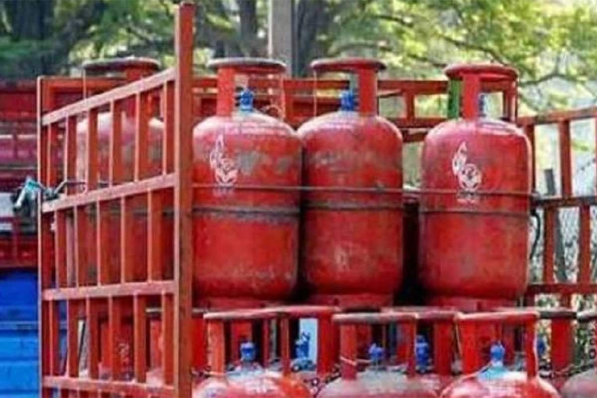 1. LPG ડિલિવરી અંગે નિયમ બદલાશે પહેલી નવેમ્બરથી LPGની ડિલિવરી અંગે નિયમ બદલાઈ જશે. પહેલી નવેમ્બરથી ઓઇલ કંપનીઓ ડિલિવરી ઑથેન્ટિકેશન (DAC) વ્યવસ્થાનો અમલ શરૂ કરશે. એટલે કે ગ્રાહકોને સિલિન્ડરની ડિલિવરી પહેલા તેમના નોંધાયેલા મોબાઇલ નંબર પર એક OTP (One time Password) મોકલવામાં આવશે. જ્યારે સિલિન્ડર તમારા ઘરે આવશે ત્યારે તમારે ડિલિવરી બોયને એ ઓટીપી આપવો પડશે. જો ઓટીપી સિસ્ટમ સાથે મેચ થશે તો જ સિલિન્ડરની ડિલિવરી કરવામાં આવશે. 1. LPG ડિલિવરી અંગે નિયમ બદલાશે પહેલી નવેમ્બરથી LPGની ડિલિવરી અંગે નિયમ બદલાઈ જશે. પહેલી નવેમ્બરથી ઓઇલ કંપનીઓ ડિલિવરી ઑથેન્ટિકેશન (DAC) વ્યવસ્થાનો અમલ શરૂ કરશે. એટલે કે ગ્રાહકોને સિલિન્ડરની ડિલિવરી પહેલા તેમના નોંધાયેલા મોબાઇલ નંબર પર એક OTP (One time Password) મોકલવામાં આવશે. જ્યારે સિલિન્ડર તમારા ઘરે આવશે ત્યારે તમારે ડિલિવરી બોયને એ ઓટીપી આપવો પડશે. જો ઓટીપી સિસ્ટમ સાથે મેચ થશે તો જ સિલિન્ડરની ડિલિવરી કરવામાં આવશે.