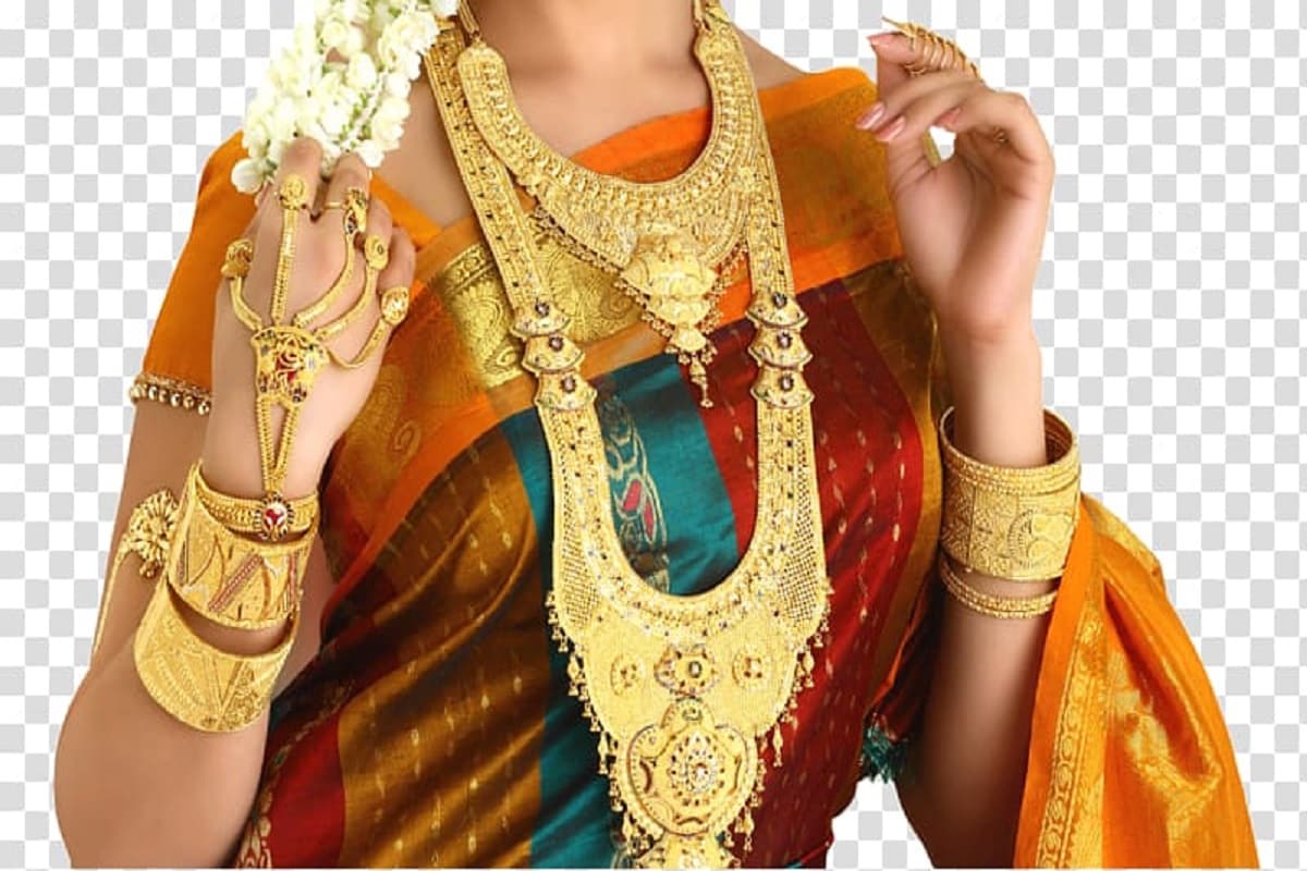 સમીકરણો બદલાયા : નિષ્ણાતોનું કહેવું છે કે વૈશ્વિવક બજારમાં સોનાની કિંમતમાં મામૂલી બદલાવ સાથે 1899.41 ડૉલર પ્રતિ ઔસના સ્તર પર આવી ગયું છે. મજબૂત અમેરિકન ડૉલરે સોના પર દબાણ બનાવી રાખ્યું છે પરંતુ દુનિયાના સૌથી મોટા ટ્રેડિંગ એક્સચેન્જમાં શુક્રવારે એસડીપીઆર ગોલ્ડ ટ્રસ્ટનું હોલ્ડિંગ શુક્રવારે 0.14% ઘટીને 1,263.80 ટન રહ્યું હતું. પ્રતિકાત્મક તસવીર સમીકરણો બદલાયા : નિષ્ણાતોનું કહેવું છે કે વૈશ્વિવક બજારમાં સોનાની કિંમતમાં મામૂલી બદલાવ સાથે 1899.41 ડૉલર પ્રતિ ઔસના સ્તર પર આવી ગયું છે. મજબૂત અમેરિકન ડૉલરે સોના પર દબાણ બનાવી રાખ્યું છે પરંતુ દુનિયાના સૌથી મોટા ટ્રેડિંગ એક્સચેન્જમાં શુક્રવારે એસડીપીઆર ગોલ્ડ ટ્રસ્ટનું હોલ્ડિંગ શુક્રવારે 0.14% ઘટીને 1,263.80 ટન રહ્યું હતું. પ્રતિકાત્મક તસવીર