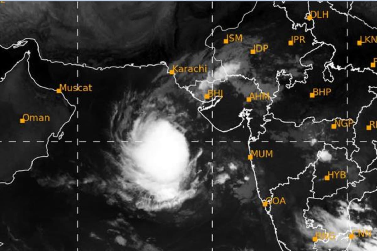 ચોમાસાએ (Monsoon 2020) ગુજરાતમાંથી (Gujarat) સત્તાવાર રીતે વિદાય લઈ લીધી છે. આજથી નવરાત્રીનો (Navratri) પણ પ્રારંભ થઈ ગયો છે તો બીજી તરફ હવામાન વિભાગ દ્વારા રાજ્યના વિવિધ વિસ્તારમાં હળવાથી ભારે વરસાદની આગાહી (Rain forecast) કરવામાં આવી છે. આ સાથે છેલ્લા 24 કલાકમાં 59 તાલુકામાં વરસાદી ઝાપટાં પડ્યા છે. જેમાં સૌથી વધુ અમદાવાદનાં બાવળામાં 23 એમએમ વરસાદ પડ્યો છે. જે બાદ ખેડામાં 22 એમએમ, સુરેન્દ્રનગરનાં થાનગઢમાં તથા રાજકોટનાં કોટડાસંઘાણીમાં 20 એમએમ, કચ્છ ભચાઉમાં 17 એમએમ, ખેડાનાં મતાર અને મહીસાગરનાં લુણાવાડામાં 14 એમએમ વરસાદ નોંધાયો છે. ચોમાસાએ (Monsoon 2020) ગુજરાતમાંથી (Gujarat) સત્તાવાર રીતે વિદાય લઈ લીધી છે. આજથી નવરાત્રીનો (Navratri) પણ પ્રારંભ થઈ ગયો છે તો બીજી તરફ હવામાન વિભાગ દ્વારા રાજ્યના વિવિધ વિસ્તારમાં હળવાથી ભારે વરસાદની આગાહી (Rain forecast) કરવામાં આવી છે. આ સાથે છેલ્લા 24 કલાકમાં 59 તાલુકામાં વરસાદી ઝાપટાં પડ્યા છે. જેમાં સૌથી વધુ અમદાવાદનાં બાવળામાં 23 એમએમ વરસાદ પડ્યો છે. જે બાદ ખેડામાં 22 એમએમ, સુરેન્દ્રનગરનાં થાનગઢમાં તથા રાજકોટનાં કોટડાસંઘાણીમાં 20 એમએમ, કચ્છ ભચાઉમાં 17 એમએમ, ખેડાનાં મતાર અને મહીસાગરનાં લુણાવાડામાં 14 એમએમ વરસાદ નોંધાયો છે.
