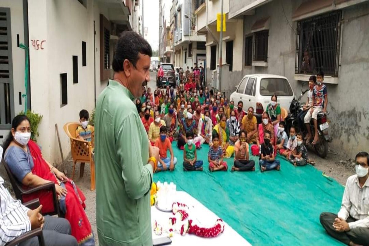 જોકે કે બીજા બનાવ માં સુરતના કતારગામ ના ધારાસભ્ય વિનુ મોરડીયા પણ કોરોના મહામારી વચ્ચે એક સોસાયટીમાં ગયા હતા અને ત્યાં તેમણે એક મીટીંગ કરી નાખી. જોકે આ ધારાસભ્ય પણ કોરોના મહામારી ચાલે છે તેવું ભૂલી ગયા હોય તેમાં માસ્ક વગર દેખાય હતા અને સાથે અહીંયા સોશિયલ ડિસ્ટન્સના ધજાગરા ઉડતા જોવા મળ્યા હતા. જોકે કે બીજા બનાવ માં સુરતના કતારગામ ના ધારાસભ્ય વિનુ મોરડીયા પણ કોરોના મહામારી વચ્ચે એક સોસાયટીમાં ગયા હતા અને ત્યાં તેમણે એક મીટીંગ કરી નાખી. જોકે આ ધારાસભ્ય પણ કોરોના મહામારી ચાલે છે તેવું ભૂલી ગયા હોય તેમાં માસ્ક વગર દેખાય હતા અને સાથે અહીંયા સોશિયલ ડિસ્ટન્સના ધજાગરા ઉડતા જોવા મળ્યા હતા.