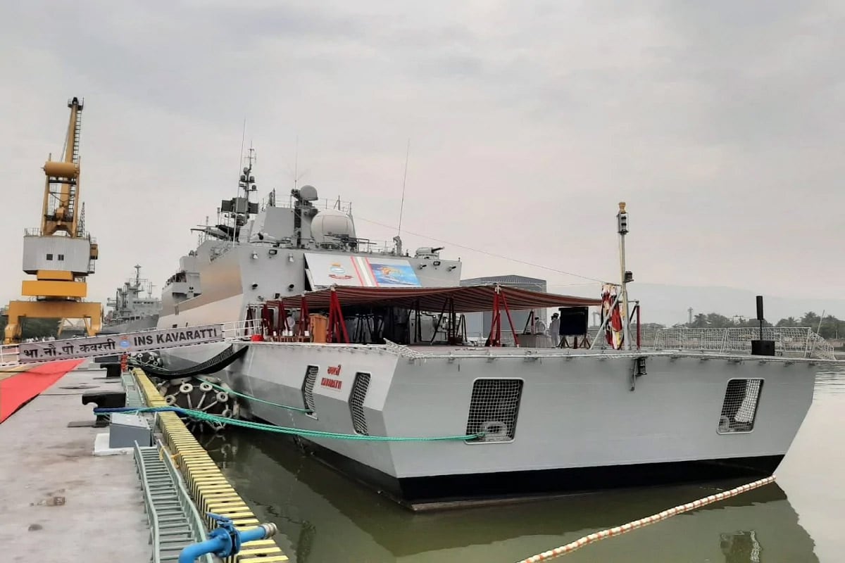 INS Kavarattiના નૌસેનામાં સામેલ થવા પર અધિકારીઓનું કહેવું છે કે આ અત્યાધુનિક હથિયાર પ્રણાલી છે અને તેમાં એવા સેન્સર લાગેલા છે જે સબમરીનની ભાળ મેળવશે અને તેનો પીછો કરવામાં સક્ષમ છે. આ પ્રોજેક્ટ-28 હેઠળ સ્વદેશમાં નિર્મિત ચાર સબમરીન રોધી જંગી સ્ટીલ્થ જહાજ પૈકીનું અંતિમ જહાજ છે. નોંધનીય છે કે આ પહેલા ત્રણ યુદ્ધ જહાજ ભારતીય નૌસેનાને સોંપવામાં આવી ચૂક્યા છે. INS Kavarattiના નૌસેનામાં સામેલ થવા પર અધિકારીઓનું કહેવું છે કે આ અત્યાધુનિક હથિયાર પ્રણાલી છે અને તેમાં એવા સેન્સર લાગેલા છે જે સબમરીનની ભાળ મેળવશે અને તેનો પીછો કરવામાં સક્ષમ છે. આ પ્રોજેક્ટ-28 હેઠળ સ્વદેશમાં નિર્મિત ચાર સબમરીન રોધી જંગી સ્ટીલ્થ જહાજ પૈકીનું અંતિમ જહાજ છે. નોંધનીય છે કે આ પહેલા ત્રણ યુદ્ધ જહાજ ભારતીય નૌસેનાને સોંપવામાં આવી ચૂક્યા છે.