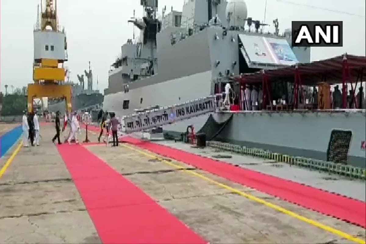 INS Kavarattiની લંબાઈ 109 મીટર અને પહોળાઈ 12.8 મીટર છે. તે અત્યાધુનિક હથિયારો, રોકેટ લોન્ચર્સ, એકીકૃત હેલીકોપ્ટર્સ અને સેન્સરથી સજ્જ છે. (Photo: ANI) INS Kavarattiની લંબાઈ 109 મીટર અને પહોળાઈ 12.8 મીટર છે. તે અત્યાધુનિક હથિયારો, રોકેટ લોન્ચર્સ, એકીકૃત હેલીકોપ્ટર્સ અને સેન્સરથી સજ્જ છે. (Photo: ANI)
