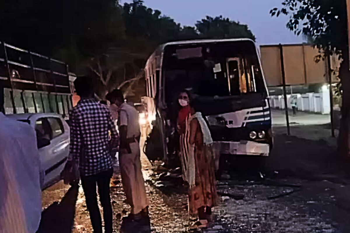 પોલીસ ઘટના સ્થળે પહોચી હતી અને અકસ્માત અંગ તપાસ હાથ ધરી હતી. અકસ્માત સર્જનાર ખાનગી બસમાં રહેલા ચાર મુસાફરોને ઈજા પહોંચી હતી તમામને સારવાર માટે 108 મારફતે જૂનાગઢ સરકારી હોસ્પિટલમાં ખસેડવામાં આવ્યા હતા. પોલીસ ઘટના સ્થળે પહોચી હતી અને અકસ્માત અંગ તપાસ હાથ ધરી હતી. અકસ્માત સર્જનાર ખાનગી બસમાં રહેલા ચાર મુસાફરોને ઈજા પહોંચી હતી તમામને સારવાર માટે 108 મારફતે જૂનાગઢ સરકારી હોસ્પિટલમાં ખસેડવામાં આવ્યા હતા.