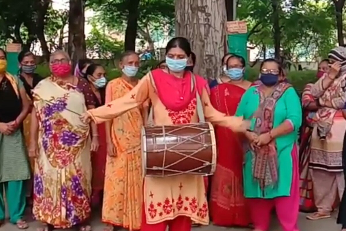 આ મામલે બીજેપી કોર્પોરેટરે જણાવ્યું હતું કે, "વોર્ડ નંબર-4માં છેલ્લા 15 દિવસથી ગટરનું પાણી આવે છે. રજૂઆત કરવા છતાંય હજુ કોઈ નિવારણ આવ્યું નથી. આજે મેં સાહેબને બોલાવ્યા ત્યારે તેઓએ કહ્યું કે કેટલા દિવસ પછી ચોખ્ખું પાણી આવશે એ અમને નથી ખબર. આ માટે સ્થાનિક લોકો સાથે ઢોલ લઈને રજૂઆત કરવા માટે આવી છું." આ મામલે બીજેપી કોર્પોરેટરે જણાવ્યું હતું કે, "વોર્ડ નંબર-4માં છેલ્લા 15 દિવસથી ગટરનું પાણી આવે છે. રજૂઆત કરવા છતાંય હજુ કોઈ નિવારણ આવ્યું નથી. આજે મેં સાહેબને બોલાવ્યા ત્યારે તેઓએ કહ્યું કે કેટલા દિવસ પછી ચોખ્ખું પાણી આવશે એ અમને નથી ખબર. આ માટે સ્થાનિક લોકો સાથે ઢોલ લઈને રજૂઆત કરવા માટે આવી છું."