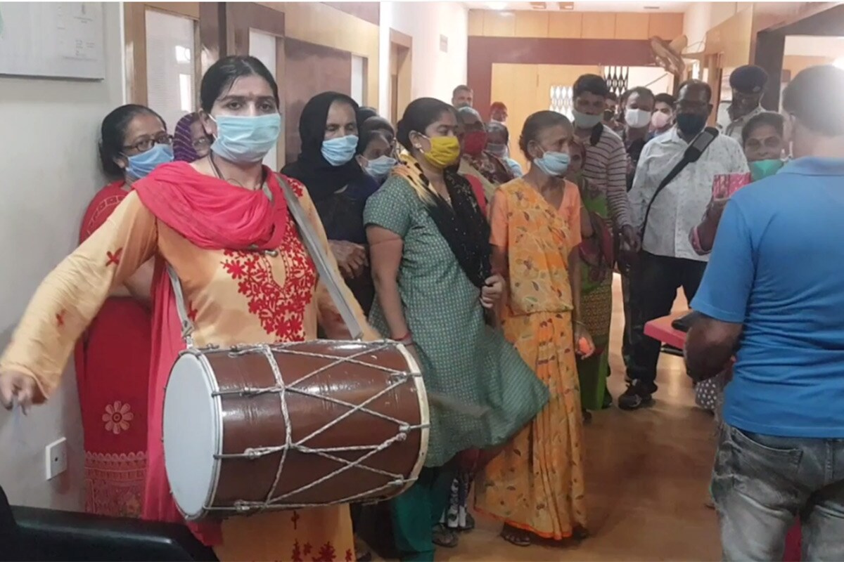 કિંજલ કારસરીયા, જામનગર: જામનગર (Jamnagar) માં આજે એક સત્તાપક્ષના જ મહિલા કોર્પોરેટર (BJP Woman Councillor) હાથમાં ઢોલ લઈને મહાનગરપાલિકાના પરિસરમાં પહોંચી ગયા હતા. તેમની સાથે અન્ય સ્થાનિકો પણ હતા. તંત્રના બહેરા કાને તેમની વાત પહોંચે તે માટે તેઓએ પાલિકા પરિસરમાં ઢોલ વગાડ્યો હતો. આ સાથે જ તેમણે તેમના પ્રશ્નનું નિરાકણ ન આવે તો ધરણા કરવાની પણ ચીમકી ઉચ્ચારી છે. મહિલા કોર્પોરેટર બપોરના 12 વાગ્યાની આસપાસ કોર્પોરેશન (Jamnagar Municipal Corporation) ખાતે આવી પહોંચ્યા હતા. ત્યારથી આ સમાચાર લખાય છે ત્યાં સુધી એટલે કે પાંચ વાગ્યા સુધી તેઓ ઢોલ વગાડી રહ્યા હતા. આ દરમિયાન તેમણે અધિકારીઓ સમક્ષ રજૂઆત પણ કરી હતી. કિંજલ કારસરીયા, જામનગર: જામનગર (Jamnagar) માં આજે એક સત્તાપક્ષના જ મહિલા કોર્પોરેટર (BJP Woman Councillor) હાથમાં ઢોલ લઈને મહાનગરપાલિકાના પરિસરમાં પહોંચી ગયા હતા. તેમની સાથે અન્ય સ્થાનિકો પણ હતા. તંત્રના બહેરા કાને તેમની વાત પહોંચે તે માટે તેઓએ પાલિકા પરિસરમાં ઢોલ વગાડ્યો હતો. આ સાથે જ તેમણે તેમના પ્રશ્નનું નિરાકણ ન આવે તો ધરણા કરવાની પણ ચીમકી ઉચ્ચારી છે. મહિલા કોર્પોરેટર બપોરના 12 વાગ્યાની આસપાસ કોર્પોરેશન (Jamnagar Municipal Corporation) ખાતે આવી પહોંચ્યા હતા. ત્યારથી આ સમાચાર લખાય છે ત્યાં સુધી એટલે કે પાંચ વાગ્યા સુધી તેઓ ઢોલ વગાડી રહ્યા હતા. આ દરમિયાન તેમણે અધિકારીઓ સમક્ષ રજૂઆત પણ કરી હતી.