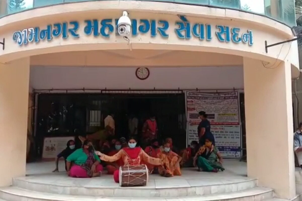 મહિલા કોર્પોરેટરે કમિશનર ઓફિસમાં પણ ઢોલ વગાડી દૂષિત પાણીના પ્રશ્ને નિરાકરણ ન આવતા હંગામો મચાવ્યો હતો. એટલું જ નહીં જ્યાં સુધી આ પ્રશ્નનું નિરાકરણ નહીં આવે ત્યાં સુધી ધરણાં કરવાની ચીમકી પણ આપી હતી. મહિલા કોર્પોરેટરે કમિશનર ઓફિસમાં પણ ઢોલ વગાડી દૂષિત પાણીના પ્રશ્ને નિરાકરણ ન આવતા હંગામો મચાવ્યો હતો. એટલું જ નહીં જ્યાં સુધી આ પ્રશ્નનું નિરાકરણ નહીં આવે ત્યાં સુધી ધરણાં કરવાની ચીમકી પણ આપી હતી.