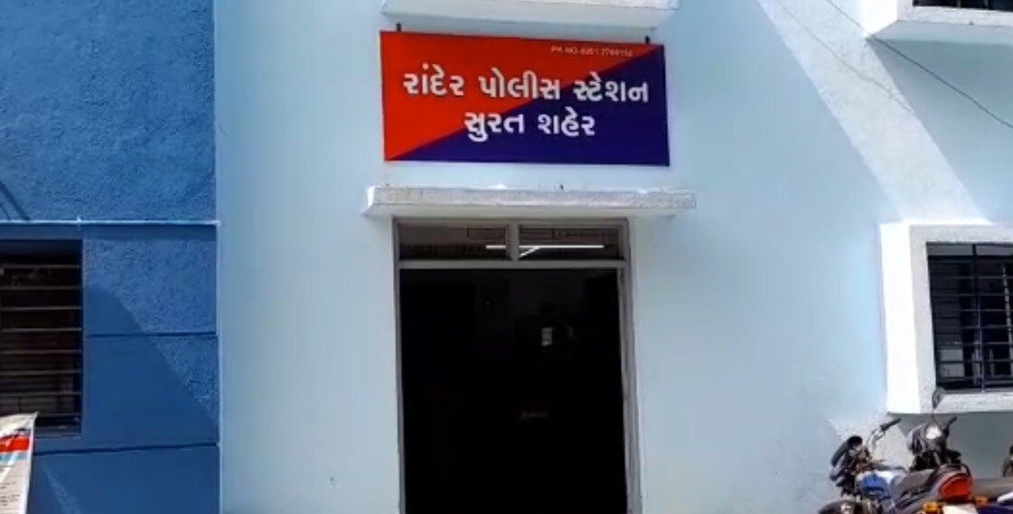 એટલું જ નહીં આ સમયે ત્યાં હાજર મહિલાની સાત વર્ષની બાળકની પણ બંને જેઠે શારીરિક છેડતી કરી હતી. મહિલાની ફરિયાદ પ્રમાણે બંને જેઠે દુષ્કર્મ આચર્યું ત્યારે તેના પતિએ બંનેની મદદ કરી હતી. પતિએ મહિલાનું મોઢું દબાણી રાખ્યું હતું. આ ઘટના મામલે પરિણીતાને તેનો પતિ ધમકાવતો હતો અને મારી નાખવાની ધમકી આપતો હતો. એટલું જ નહીં આ સમયે ત્યાં હાજર મહિલાની સાત વર્ષની બાળકની પણ બંને જેઠે શારીરિક છેડતી કરી હતી. મહિલાની ફરિયાદ પ્રમાણે બંને જેઠે દુષ્કર્મ આચર્યું ત્યારે તેના પતિએ બંનેની મદદ કરી હતી. પતિએ મહિલાનું મોઢું દબાણી રાખ્યું હતું. આ ઘટના મામલે પરિણીતાને તેનો પતિ ધમકાવતો હતો અને મારી નાખવાની ધમકી આપતો હતો.
