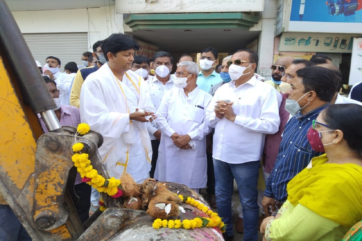 અતુલ વ્યાસ, જૂનાગઢ : જૂનાગઢના રોડને લઇને અનેક વિવાદો ઉભા થયા હતા અને લોકોએ પારાવાર મુશ્કેલીનો સામનો કર્યો હતો ત્યારે હવે કોર્પોરેશન દ્વારા શહેરના રોડના નવીનીકરણનું કાર્ય હાથ ધર્યું છે. 22 કરોડના ખર્ચે શહેરના તૂટેલા રોડને ફરી નવા બનાવવાની કાર્યવાહી કોર્પોરેશન દ્વારા હાથ ધરવામાં આવી છે. અતુલ વ્યાસ, જૂનાગઢ : જૂનાગઢના રોડને લઇને અનેક વિવાદો ઉભા થયા હતા અને લોકોએ પારાવાર મુશ્કેલીનો સામનો કર્યો હતો ત્યારે હવે કોર્પોરેશન દ્વારા શહેરના રોડના નવીનીકરણનું કાર્ય હાથ ધર્યું છે. 22 કરોડના ખર્ચે શહેરના તૂટેલા રોડને ફરી નવા બનાવવાની કાર્યવાહી કોર્પોરેશન દ્વારા હાથ ધરવામાં આવી છે.