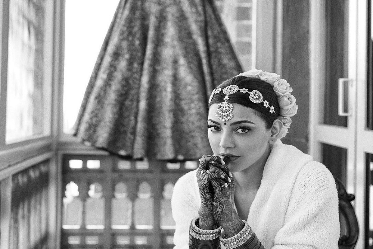 એન્ટરટેઇનમેન્ટ ડેસ્ક: બોલિવૂડ એક્ટ્રેસ કાજલ અગ્રવાલ (Kajal Aggrwal) આજે એટલે કે 30 ઓક્ટોબરનાં રોજ લગ્નનાં બંધનમાં બંધાવવા જઇ રહી છે. તે તેનાં લોન્ગ ટર્મ બોયફ્રેન્ડ ગૌતમ કિચલૂ (Gautam Kitchlu) સાથે લગ્ન કવરાની છે. ત્યારે તેનાં લગ્ન પહેલાંનાં લૂકની તસવીર સામે આવી છે. જે ખુદ કાજલે તેનાં ઇન્સ્ટાગ્રામ પેજ પર શેર કરી છે. આ ફોટોમાં કાજલ દુલહ્નનાં રૂપમાં સજેલી નજર આવે છે. તેણે તેનો બ્રાઇડલ લૂક પણ સંપૂર્ણ રીતે જાહેર કર્યો નથી. જેને કારણે તેને દુલ્હનનાં રૂપમાં જોવા માટે તેનાં ફેન્સ આતુર છે. એન્ટરટેઇનમેન્ટ ડેસ્ક: બોલિવૂડ એક્ટ્રેસ કાજલ અગ્રવાલ (Kajal Aggrwal) આજે એટલે કે 30 ઓક્ટોબરનાં રોજ લગ્નનાં બંધનમાં બંધાવવા જઇ રહી છે. તે તેનાં લોન્ગ ટર્મ બોયફ્રેન્ડ ગૌતમ કિચલૂ (Gautam Kitchlu) સાથે લગ્ન કવરાની છે. ત્યારે તેનાં લગ્ન પહેલાંનાં લૂકની તસવીર સામે આવી છે. જે ખુદ કાજલે તેનાં ઇન્સ્ટાગ્રામ પેજ પર શેર કરી છે. આ ફોટોમાં કાજલ દુલહ્નનાં રૂપમાં સજેલી નજર આવે છે. તેણે તેનો બ્રાઇડલ લૂક પણ સંપૂર્ણ રીતે જાહેર કર્યો નથી. જેને કારણે તેને દુલ્હનનાં રૂપમાં જોવા માટે તેનાં ફેન્સ આતુર છે.