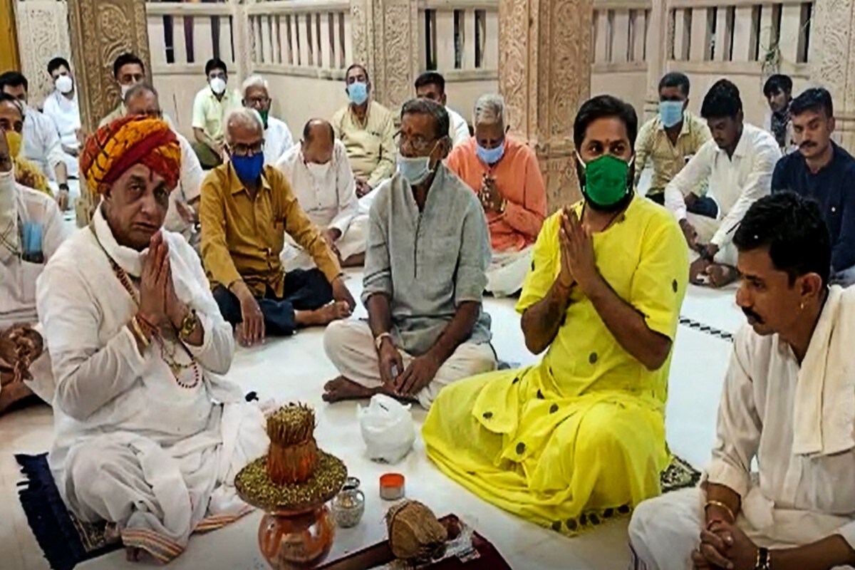 અમદાવાદ : માના નવલા નોરતાનો આજથી શુભાંર થયો છે ત્યારે કોરોના કાળમા અનેક શક્તિપીઠમાં માતાના દર્શન નહીં કરી શકાય. જોકે, મંદિરના કમાડ ભક્તો માટે બંધ થાય તેનો અર્થ એ નથી કે સદીઓથી ચાલી આવતી પરંપરાઓ પણ તૂટી જાય. આજે કોરોના કાળ વચ્ચે પણ સદીઓથી શરૂ એવી પરંપરા અકબંધ રહી છે. આજથી નવરાત્રિના પ્રારંભ નીમિતે માતાના મઢમાં કળશ સ્થાપન તેમજ અંબાજીમાં ઘટ સ્થાપન કરવામાં આવ્યું હતું. અમદાવાદ : માના નવલા નોરતાનો આજથી શુભાંર થયો છે ત્યારે કોરોના કાળમા અનેક શક્તિપીઠમાં માતાના દર્શન નહીં કરી શકાય. જોકે, મંદિરના કમાડ ભક્તો માટે બંધ થાય તેનો અર્થ એ નથી કે સદીઓથી ચાલી આવતી પરંપરાઓ પણ તૂટી જાય. આજે કોરોના કાળ વચ્ચે પણ સદીઓથી શરૂ એવી પરંપરા અકબંધ રહી છે. આજથી નવરાત્રિના પ્રારંભ નીમિતે માતાના મઢમાં કળશ સ્થાપન તેમજ અંબાજીમાં ઘટ સ્થાપન કરવામાં આવ્યું હતું.