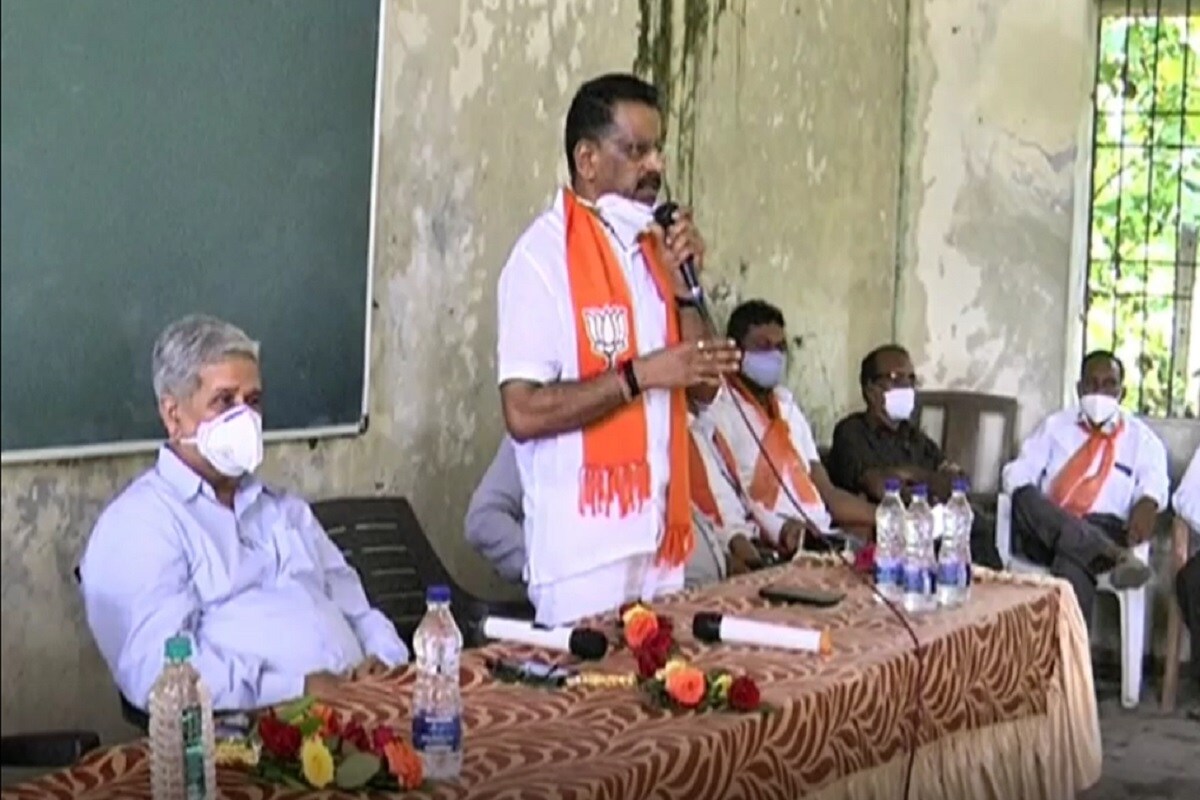 ભરતસિંહ વાઢેર, વાપી-વલસાડ: ગુજરાત વિધાનસભાની આઠ બેઠકો માટે પેટાચૂંટણીની તારીખો જાહેર થઈ ગઈ છે. રાજ્યના બંને મુખ્ય પક્ષ ભાજપા અને કોંગ્રેસ બંનેએ ચૂંટણી જીતવા માટે તૈયારીઓ શરૂ કરી દીધી છે. ત્યારે કપરાડા બેઠક પર કોંગ્રેસ માટે ઝટકા સમાન સમાચાર સામે આવી રહ્યા છે. કપરાડા બેઠક પર 200થી વધુ કોંગ્રેસી કાર્યકરોએ કોંગ્રેસનો હાથ છોડી ભાજપનો ખેસ પહેરી લીધો છે. ચૂંટણી પહેલા જ આ ભંગાણ સર્જાતા કોંગ્રેસમાં સોંપો પડી ગયો છે. ભરતસિંહ વાઢેર, વાપી-વલસાડ: ગુજરાત વિધાનસભાની આઠ બેઠકો માટે પેટાચૂંટણીની તારીખો જાહેર થઈ ગઈ છે. રાજ્યના બંને મુખ્ય પક્ષ ભાજપા અને કોંગ્રેસ બંનેએ ચૂંટણી જીતવા માટે તૈયારીઓ શરૂ કરી દીધી છે. ત્યારે કપરાડા બેઠક પર કોંગ્રેસ માટે ઝટકા સમાન સમાચાર સામે આવી રહ્યા છે. કપરાડા બેઠક પર 200થી વધુ કોંગ્રેસી કાર્યકરોએ કોંગ્રેસનો હાથ છોડી ભાજપનો ખેસ પહેરી લીધો છે. ચૂંટણી પહેલા જ આ ભંગાણ સર્જાતા કોંગ્રેસમાં સોંપો પડી ગયો છે.