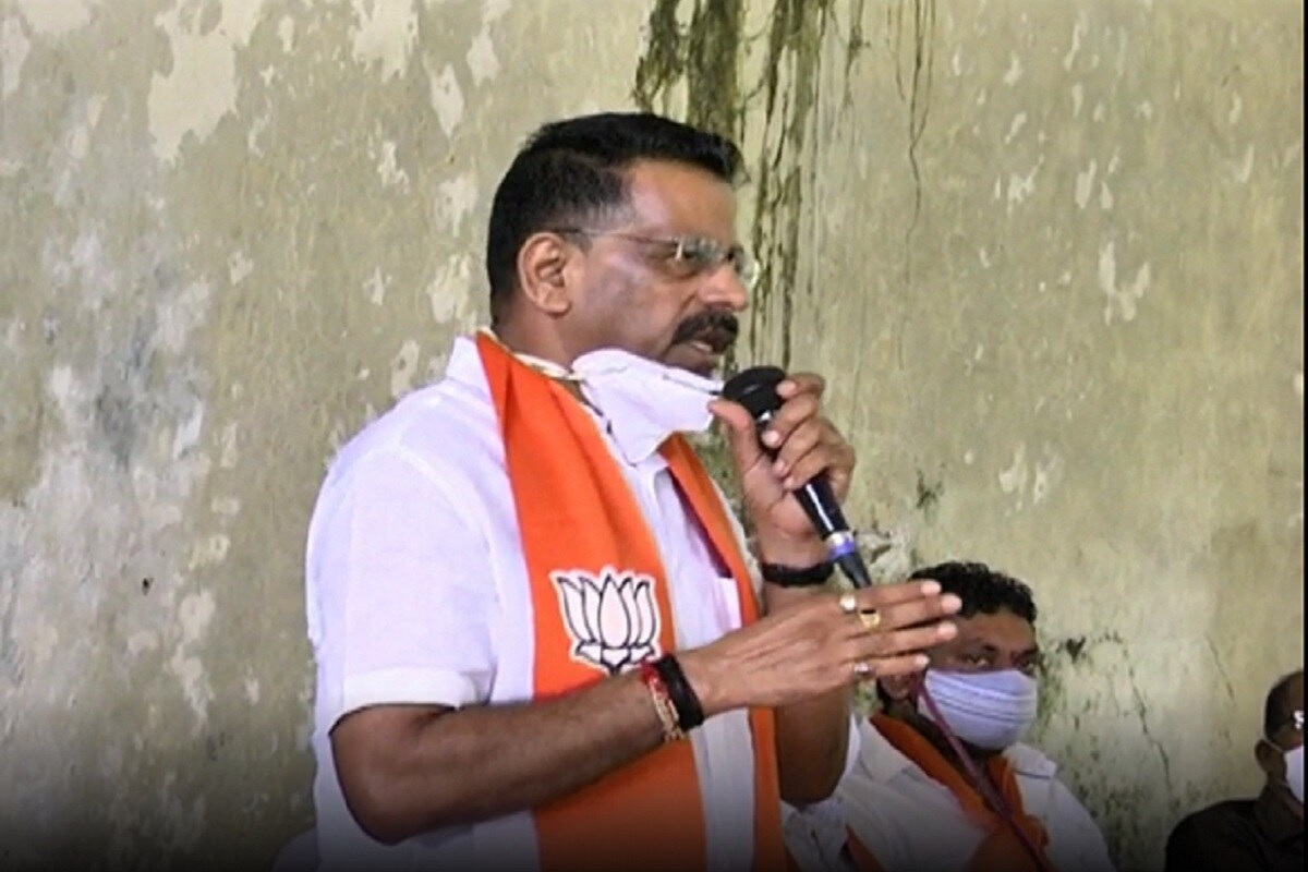 વલસાડ જિલ્લાના કપરાડા તાલુકાના નાનાપોંઢામાં યોજાયેલા ભાજપના એક ચૂંટણીલક્ષી કાર્યક્રમમાં આજે વલસાડ જિલ્લાની કપરાડાં તાલુકા પંચાયતના બે તાલુકા પંચાયતના સભ્યો, કેટલાક પૂર્વ સરપંચ અને 200થી વધુ કોંગ્રેસ કાર્યકર્તાઓ આજે કોંગ્રેસનો હાથ છોડી અને ભાજપની છાવણીમાં બેસી ગયા છે. આજે વલસાડ જિલ્લા ભાજપ પ્રમુખ કનુભાઇ દેસાઇ, વલસાડ ડાંગના સાંસદ કે.સી પટેલ અને કોંગ્રેસ છોડી ભાજપમાં આવેલા કપરાડાના પૂર્વ ધારાસભ્ય અને ભાજપના સંભવિત ઉમેદવાર એવા જીતુભાઈ ચૌધરીએ કોંગ્રેસ છોડી ભાજપમાં આવનાર તમામ કોંગ્રેસી અગ્રણીઓ અને કાર્યકર્તાઓને કેસરી ખેસ પહેરાવી અને ભાજપમાં આવકાર આવકાર્યા હતા. વલસાડ જિલ્લાના કપરાડા તાલુકાના નાનાપોંઢામાં યોજાયેલા ભાજપના એક ચૂંટણીલક્ષી કાર્યક્રમમાં આજે વલસાડ જિલ્લાની કપરાડાં તાલુકા પંચાયતના બે તાલુકા પંચાયતના સભ્યો, કેટલાક પૂર્વ સરપંચ અને 200થી વધુ કોંગ્રેસ કાર્યકર્તાઓ આજે કોંગ્રેસનો હાથ છોડી અને ભાજપની છાવણીમાં બેસી ગયા છે. આજે વલસાડ જિલ્લા ભાજપ પ્રમુખ કનુભાઇ દેસાઇ, વલસાડ ડાંગના સાંસદ કે.સી પટેલ અને કોંગ્રેસ છોડી ભાજપમાં આવેલા કપરાડાના પૂર્વ ધારાસભ્ય અને ભાજપના સંભવિત ઉમેદવાર એવા જીતુભાઈ ચૌધરીએ કોંગ્રેસ છોડી ભાજપમાં આવનાર તમામ કોંગ્રેસી અગ્રણીઓ અને કાર્યકર્તાઓને કેસરી ખેસ પહેરાવી અને ભાજપમાં આવકાર આવકાર્યા હતા.