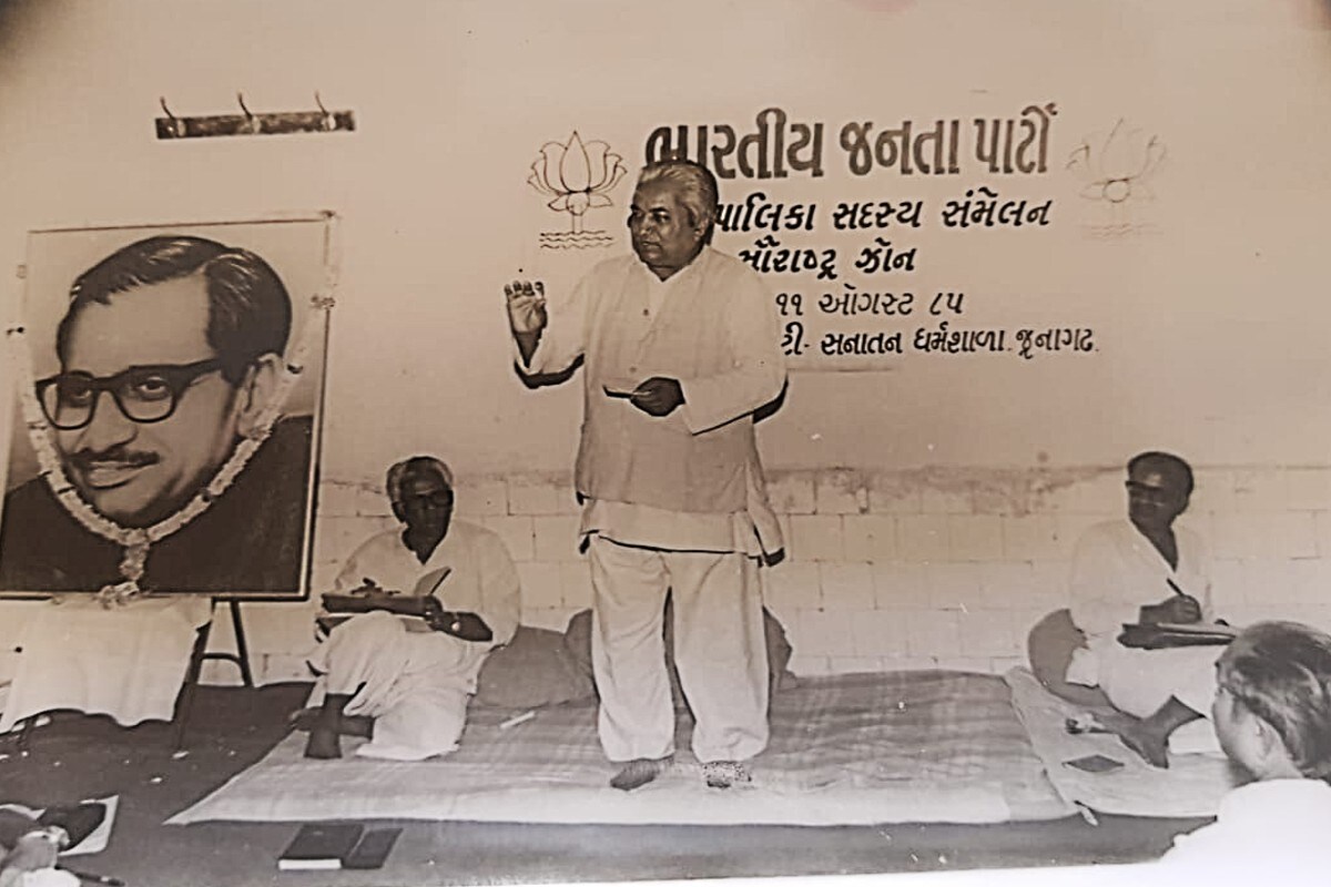 કેશુભાઈ પટેલ બે ટર્મ સુધી ગુજરાતના મુખ્યમંત્રી પદે રહી ચૂક્યા છે. કેશુભાઈ પટેલનું નિધન કાર્ડિયાક અરેસ્ટને કારણે થયું હતું. આ મામલે સ્ટાર્લિંગ હૉસ્પિટલના ચીફ મેડિકલ એડમિનિસ્ટ્રેટર ડૉક્ટર અક્ષયે જણાવ્યું હતું કે, તેઓને હૉસ્પિટલ લવાયા ત્યારે તેઓ બેભાન હતા. તેઓ ડાયાબિટીસ હાઇપર ટેન્શનથી પીડાતા હતા, ભૂતકાળમાં તેમનું હૃદયનું ઓપેરશન પણ થઈ ચૂક્યું છે. હૉસ્પિટલ ખાતે સતત એક કલાક સુધી તેમને બચાવવા માટે પ્રયાસ કરવામાં આવ્યો હતો. કેશુભાઈ પટેલ બે ટર્મ સુધી ગુજરાતના મુખ્યમંત્રી પદે રહી ચૂક્યા છે. કેશુભાઈ પટેલનું નિધન કાર્ડિયાક અરેસ્ટને કારણે થયું હતું. આ મામલે સ્ટાર્લિંગ હૉસ્પિટલના ચીફ મેડિકલ એડમિનિસ્ટ્રેટર ડૉક્ટર અક્ષયે જણાવ્યું હતું કે, તેઓને હૉસ્પિટલ લવાયા ત્યારે તેઓ બેભાન હતા. તેઓ ડાયાબિટીસ હાઇપર ટેન્શનથી પીડાતા હતા, ભૂતકાળમાં તેમનું હૃદયનું ઓપેરશન પણ થઈ ચૂક્યું છે. હૉસ્પિટલ ખાતે સતત એક કલાક સુધી તેમને બચાવવા માટે પ્રયાસ કરવામાં આવ્યો હતો.