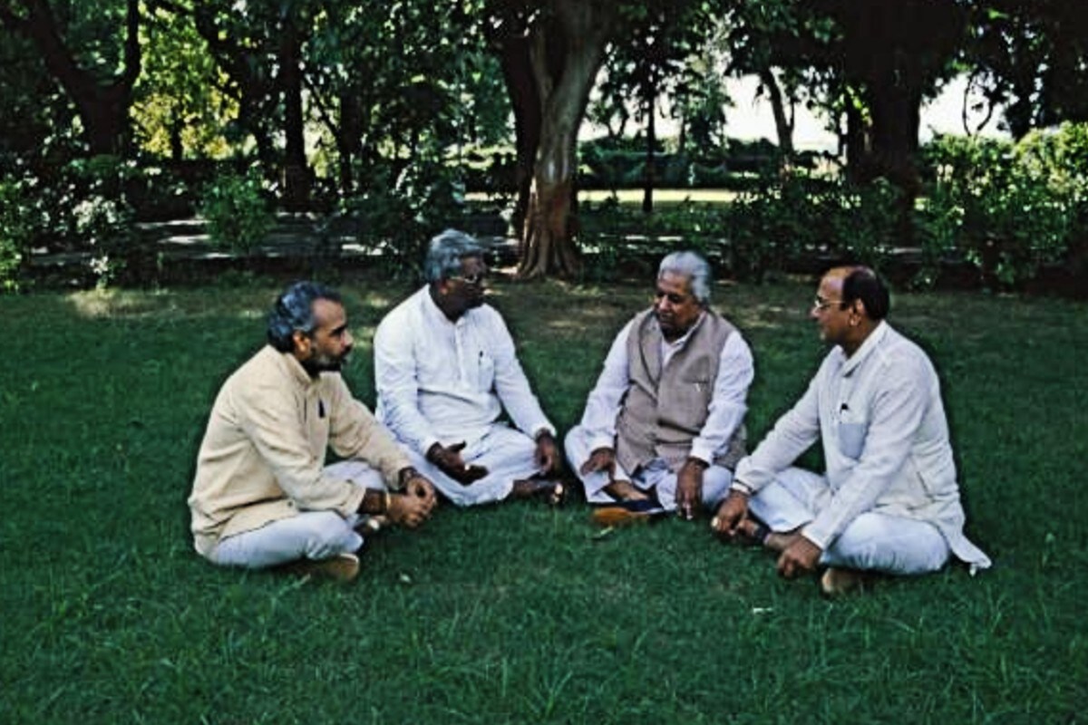 રાષ્ટ્રપતિ રામનાથ કોવિંદે પણ તેમની શ્રદ્ધાંજલિ આપી હતી. તેમણે ટ્વીટર પર લખ્યું કે કેશુભાઇ પટેલના નિધનથી રાષ્ટ્રે એક મોટા ગજાના નેતા ગુમાવી દીધા છે. એનું લાંબુ જાહેરજીવન લાખો લોકો, ખાસ કરીને ગામડાઓના લોકોના જીવન સુધારણા માટે સમર્પિત હતું. ખેડૂતોના હિતોના રક્ષક તેઓ લોકો સાથે ગજબનો નાતો ધરાવતા હતા. રાષ્ટ્રપતિ રામનાથ કોવિંદે પણ તેમની શ્રદ્ધાંજલિ આપી હતી. તેમણે ટ્વીટર પર લખ્યું કે કેશુભાઇ પટેલના નિધનથી રાષ્ટ્રે એક મોટા ગજાના નેતા ગુમાવી દીધા છે. એનું લાંબુ જાહેરજીવન લાખો લોકો, ખાસ કરીને ગામડાઓના લોકોના જીવન સુધારણા માટે સમર્પિત હતું. ખેડૂતોના હિતોના રક્ષક તેઓ લોકો સાથે ગજબનો નાતો ધરાવતા હતા.