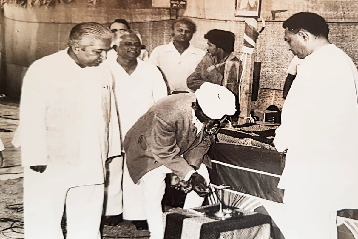 કેશુભાઈ પટેલ 1945માં 17ની વયે રાષ્ટ્રીય સ્વયસેવક સંઘમાં પ્રચારક તરીકે જોડાયા હતા. ત્યાર બાદ વર્ષ 1960માં તેઓ જનસંઘમાં કાર્યકર તરીકે જોડાઈને રાજકીય કરિયરની શરૂઆત કરી હતી. તેમજ કટોકટી કાળ દરમિયાન જેલવાસ ભોગવ્યો હતો. કેશુભાઈ 1977માં રાજકોટથી લોકસભા ચૂંટણી લડ્યાં. કેશુભાઈ પટેલ 1945માં 17ની વયે રાષ્ટ્રીય સ્વયસેવક સંઘમાં પ્રચારક તરીકે જોડાયા હતા. ત્યાર બાદ વર્ષ 1960માં તેઓ જનસંઘમાં કાર્યકર તરીકે જોડાઈને રાજકીય કરિયરની શરૂઆત કરી હતી. તેમજ કટોકટી કાળ દરમિયાન જેલવાસ ભોગવ્યો હતો. કેશુભાઈ 1977માં રાજકોટથી લોકસભા ચૂંટણી લડ્યાં.