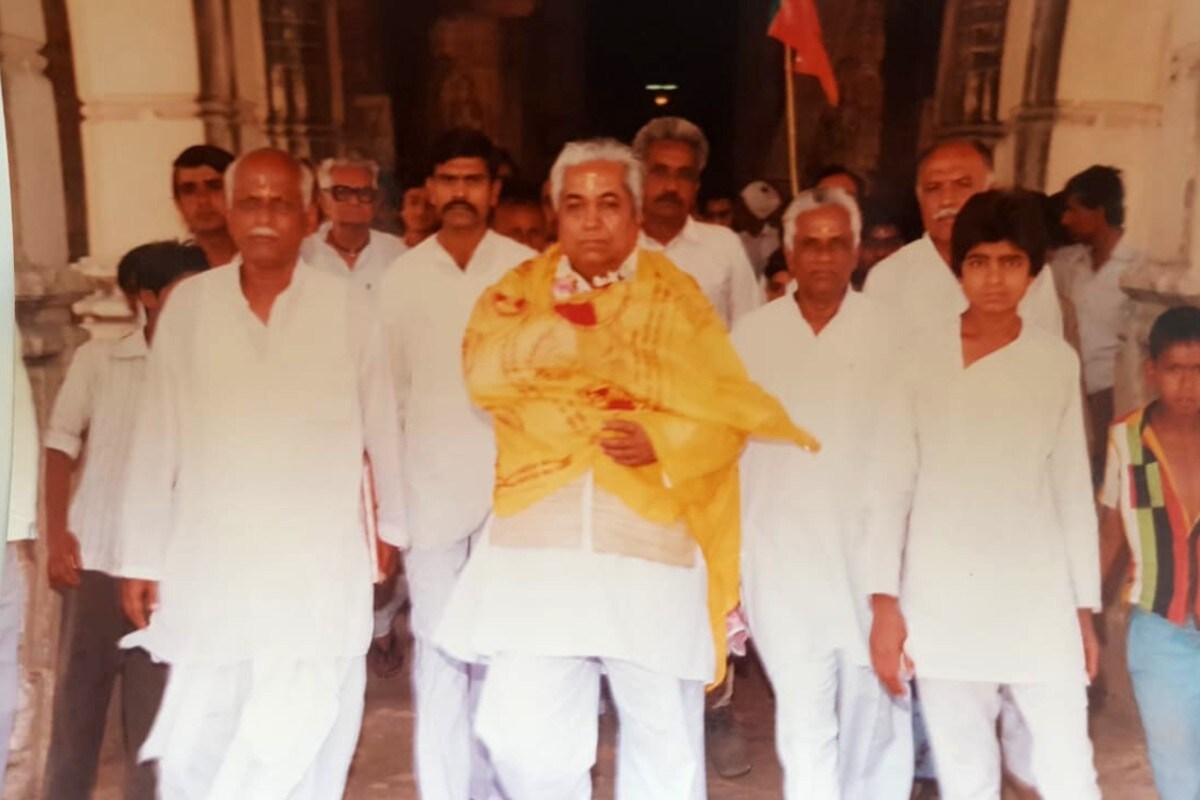 જનસંઘથી પોતાના રાજકીય કેરિયરની શરૂઆત કરનાર કેશુભાઇએ 2001માં જે ગાદી છોડી તેના પર જ બેસીને દેશના વડાપ્રધાન નરેન્દ્ર મોદીએ તેમના રાજકીય કેરિયરની શરૂઆત કરી હતી. તેવું કહેવું ખોટું ન કહી શકાય કે કેશુબાપાની હાર અને મોદીની જીત એકબીજાના પૂરક બન્યા હતા. જનસંઘથી પોતાના રાજકીય કેરિયરની શરૂઆત કરનાર કેશુભાઇએ 2001માં જે ગાદી છોડી તેના પર જ બેસીને દેશના વડાપ્રધાન નરેન્દ્ર મોદીએ તેમના રાજકીય કેરિયરની શરૂઆત કરી હતી. તેવું કહેવું ખોટું ન કહી શકાય કે કેશુબાપાની હાર અને મોદીની જીત એકબીજાના પૂરક બન્યા હતા.